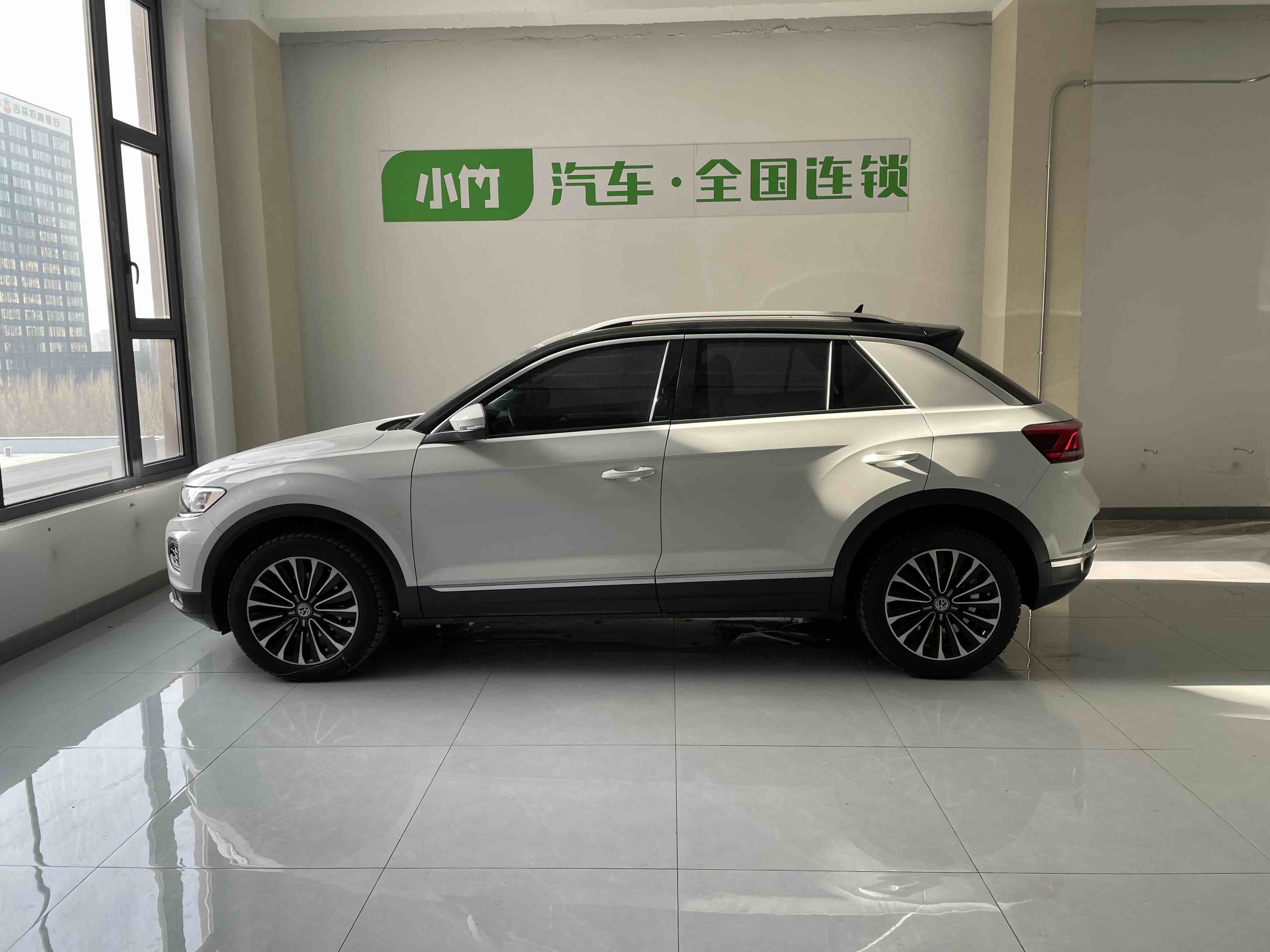 Volkswagen T-Roc 2023 car image #3