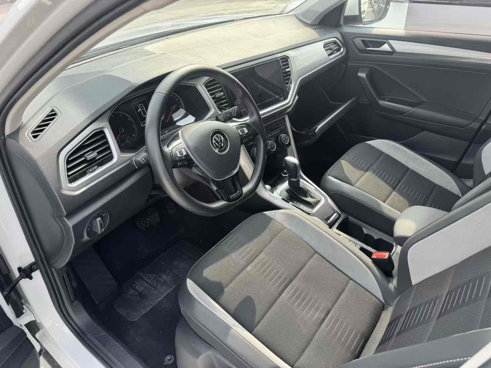 Volkswagen T-Roc 2023 car image #3