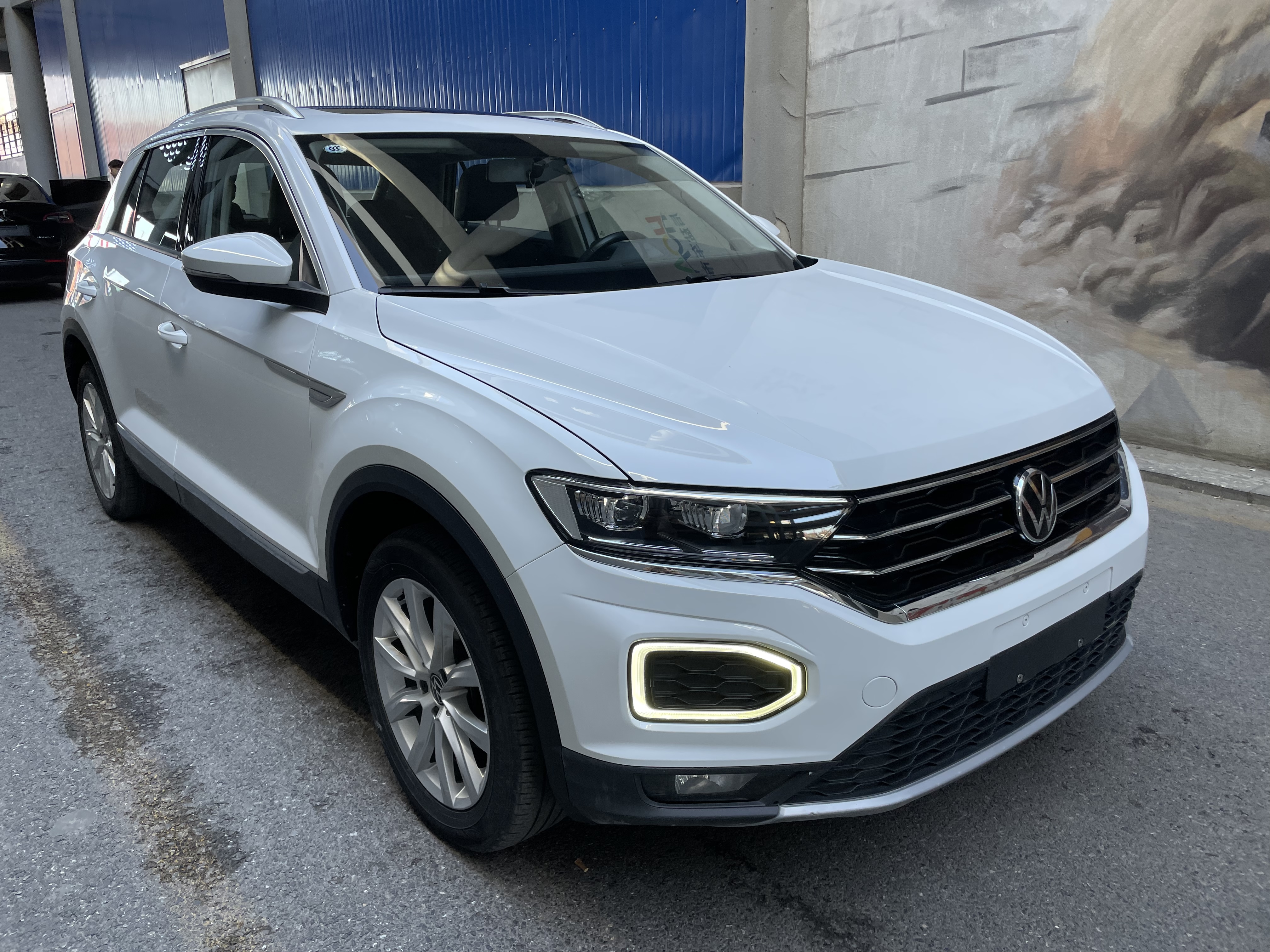 Volkswagen T-Roc 2022 car image #3
