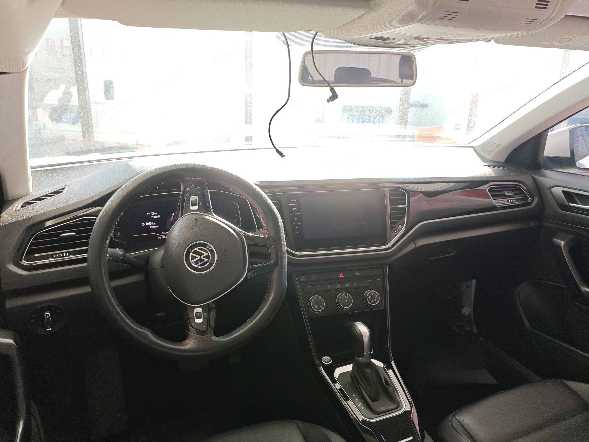 Volkswagen T-Roc 2023 car image #3