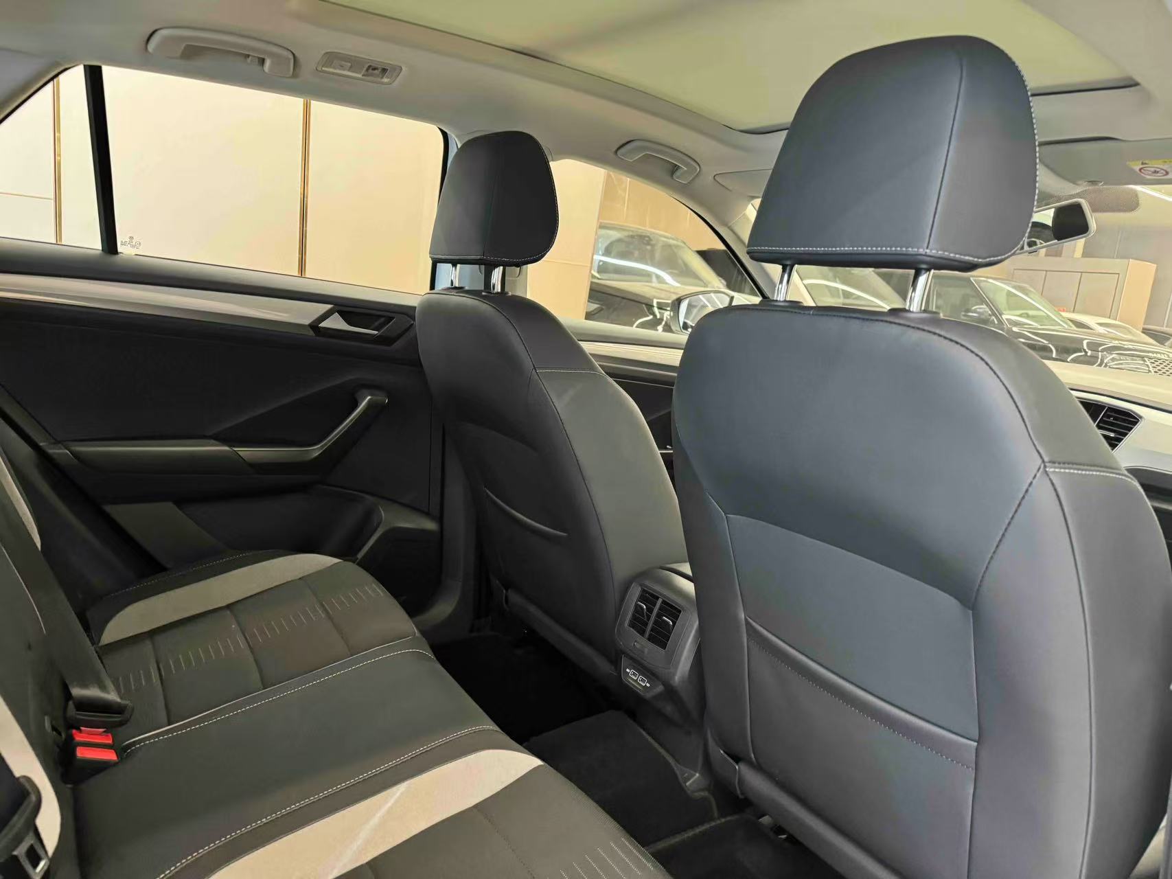 Volkswagen T-Roc 2023 car image #3