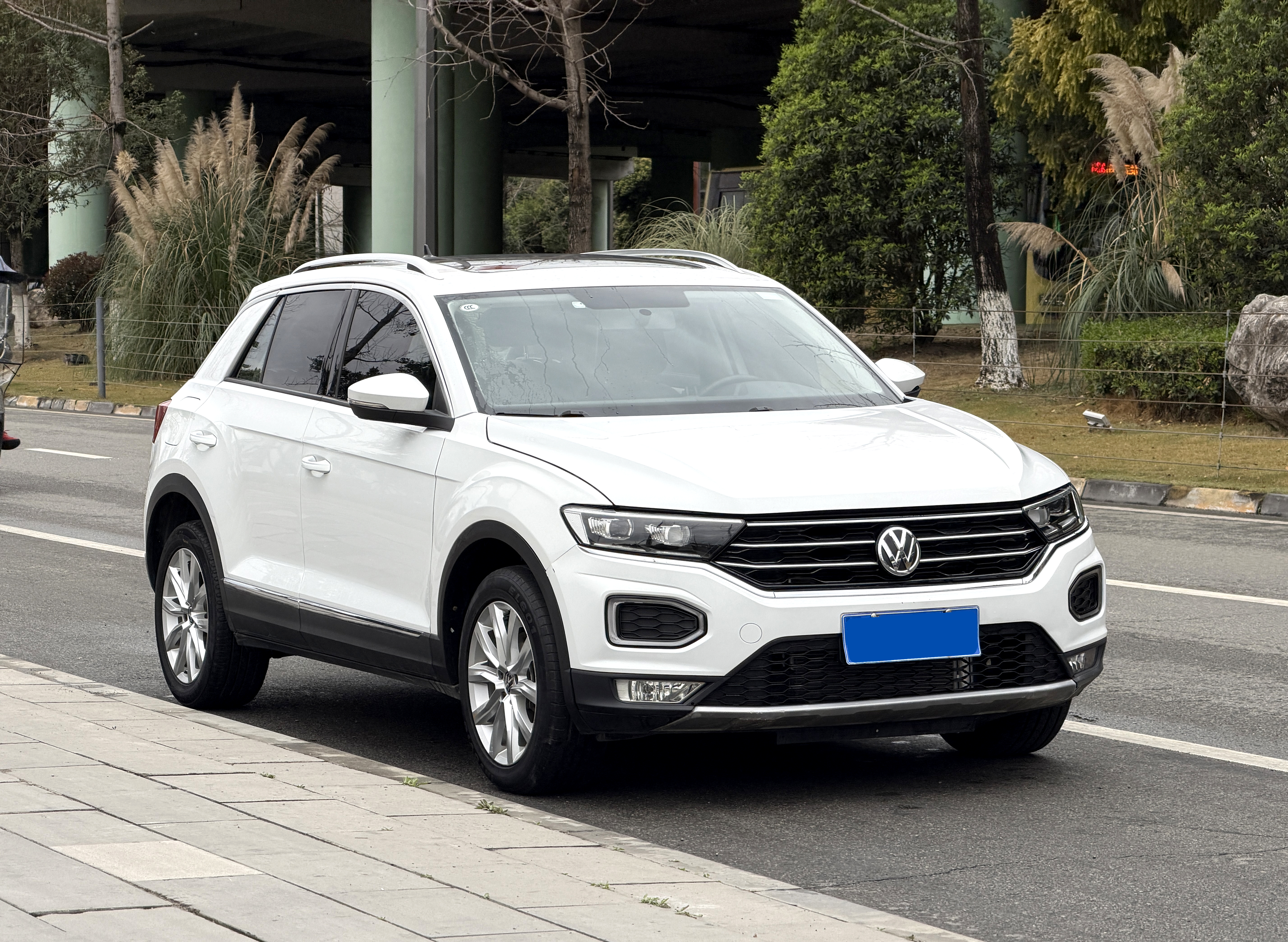 Volkswagen T-Roc 2023 car image #3