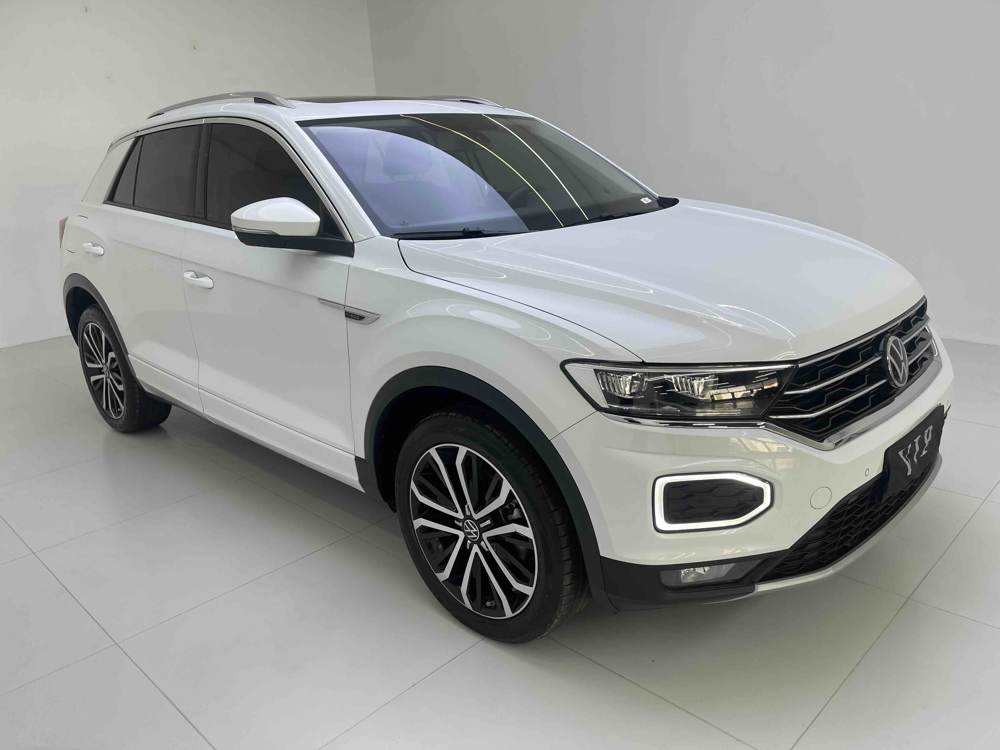 Volkswagen T-Roc 2023 car image #3
