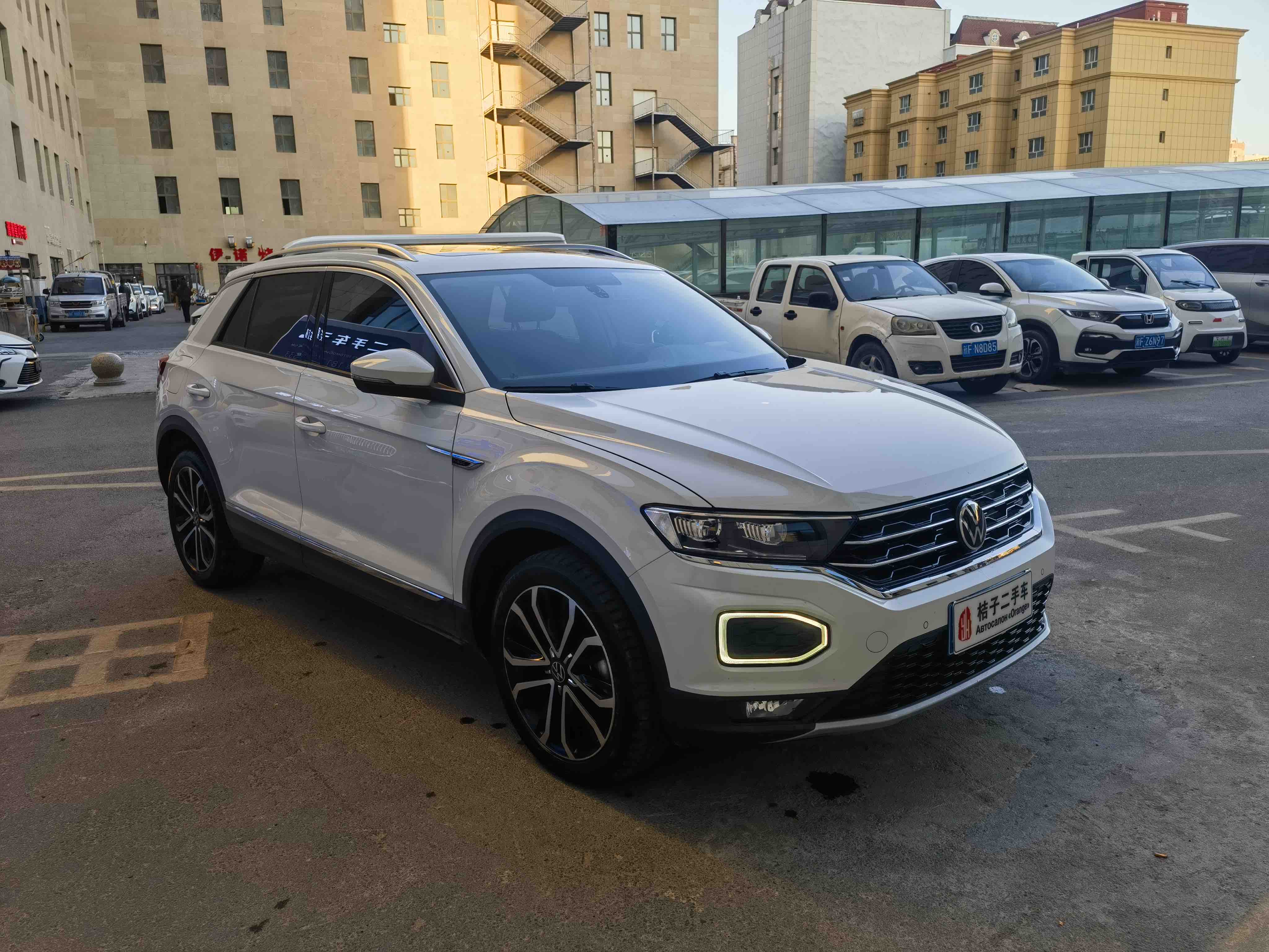 Volkswagen T-Roc 2022 car image #3