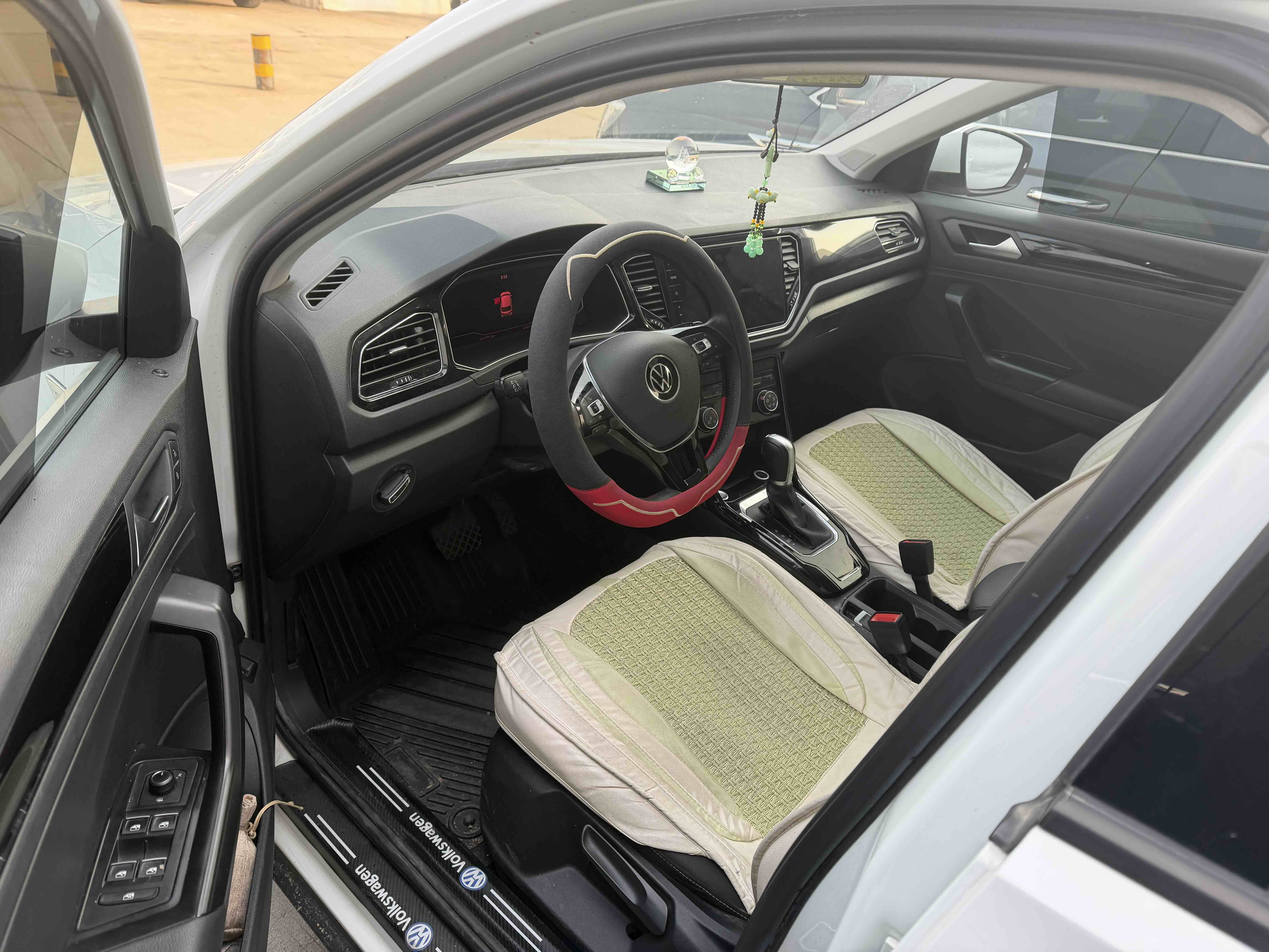 Volkswagen T-Roc 2022 car image #3
