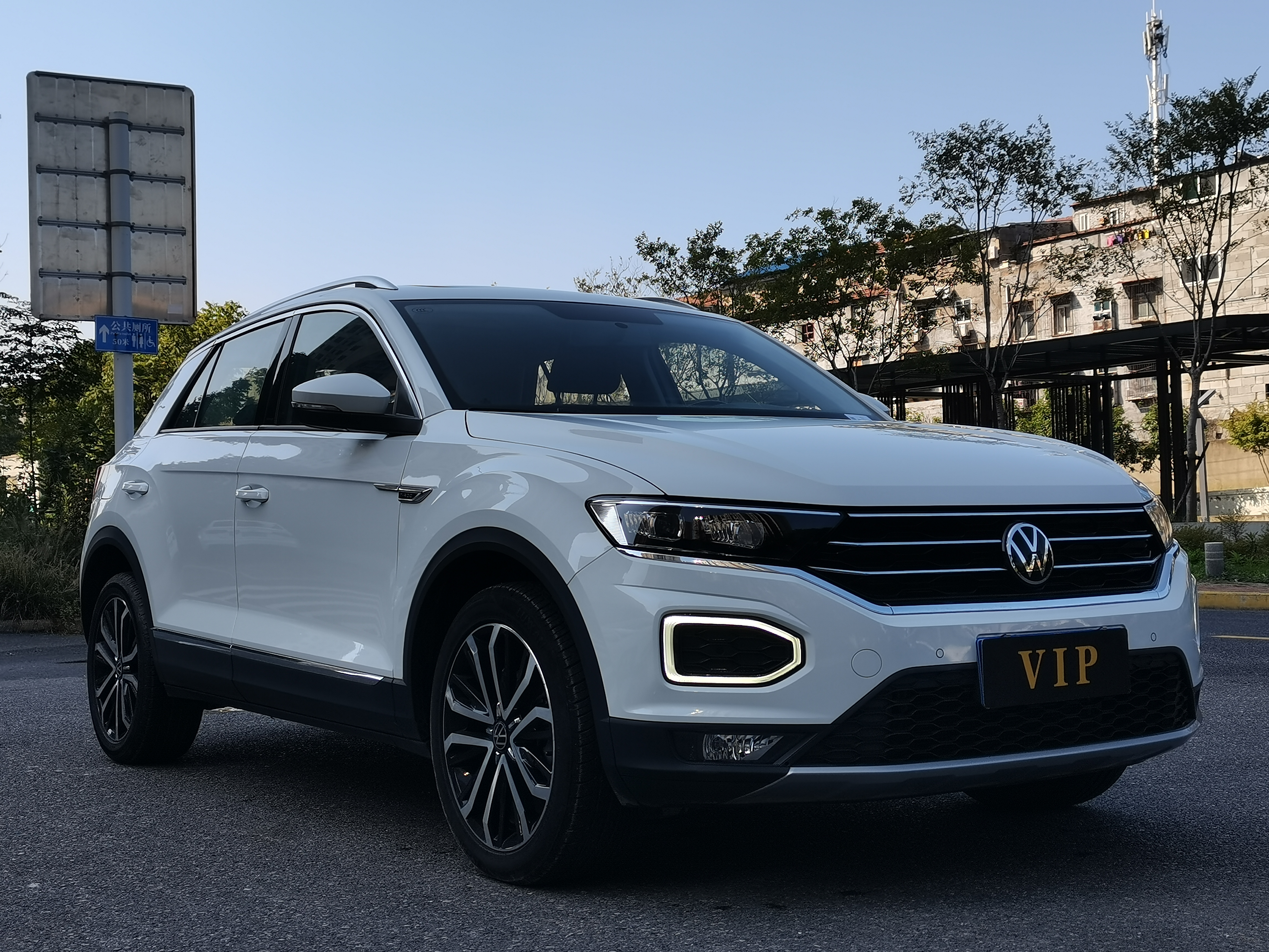 Volkswagen T-Roc 2023 car image #3