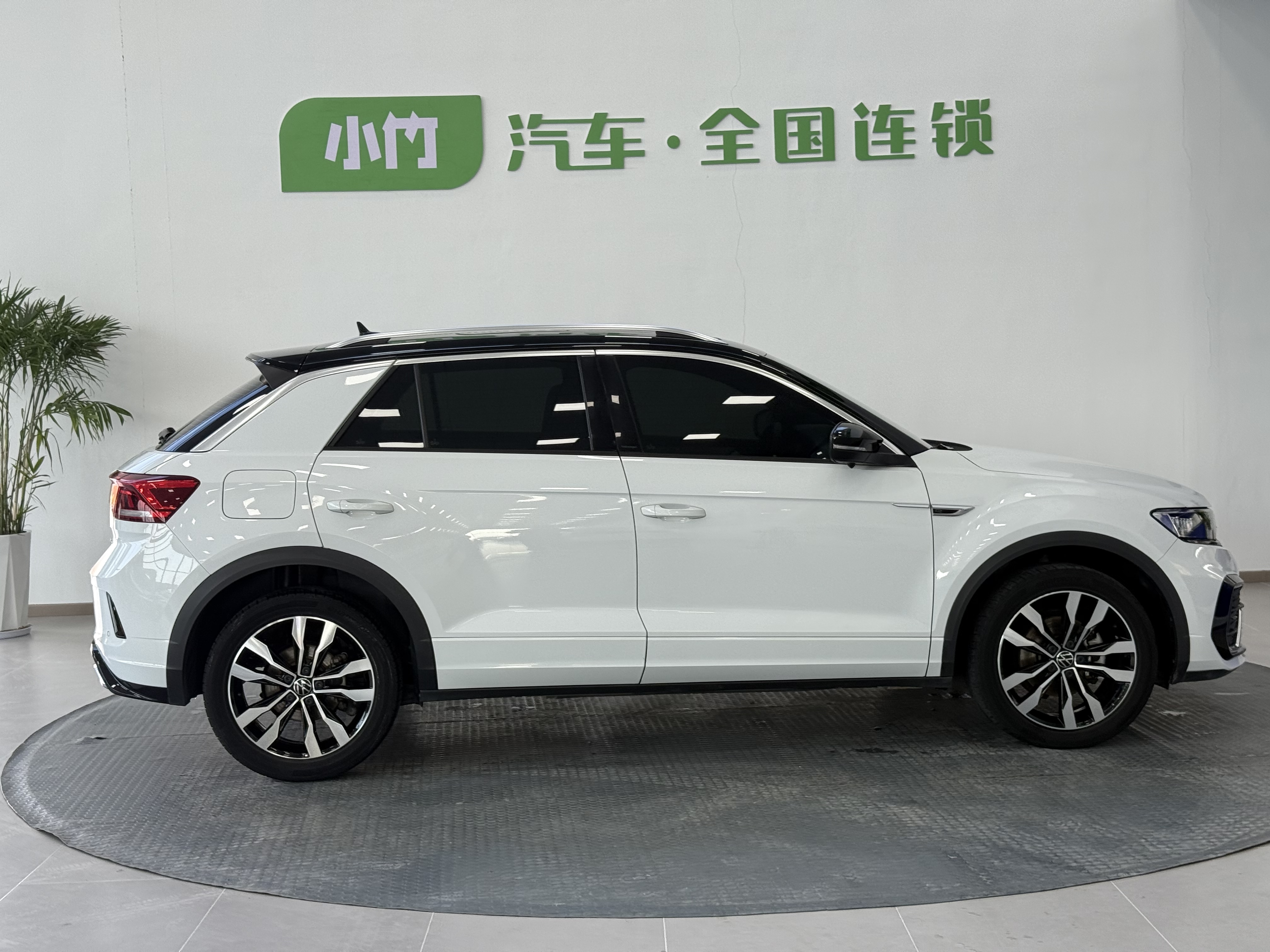 Volkswagen T-Roc 2022 car image #3