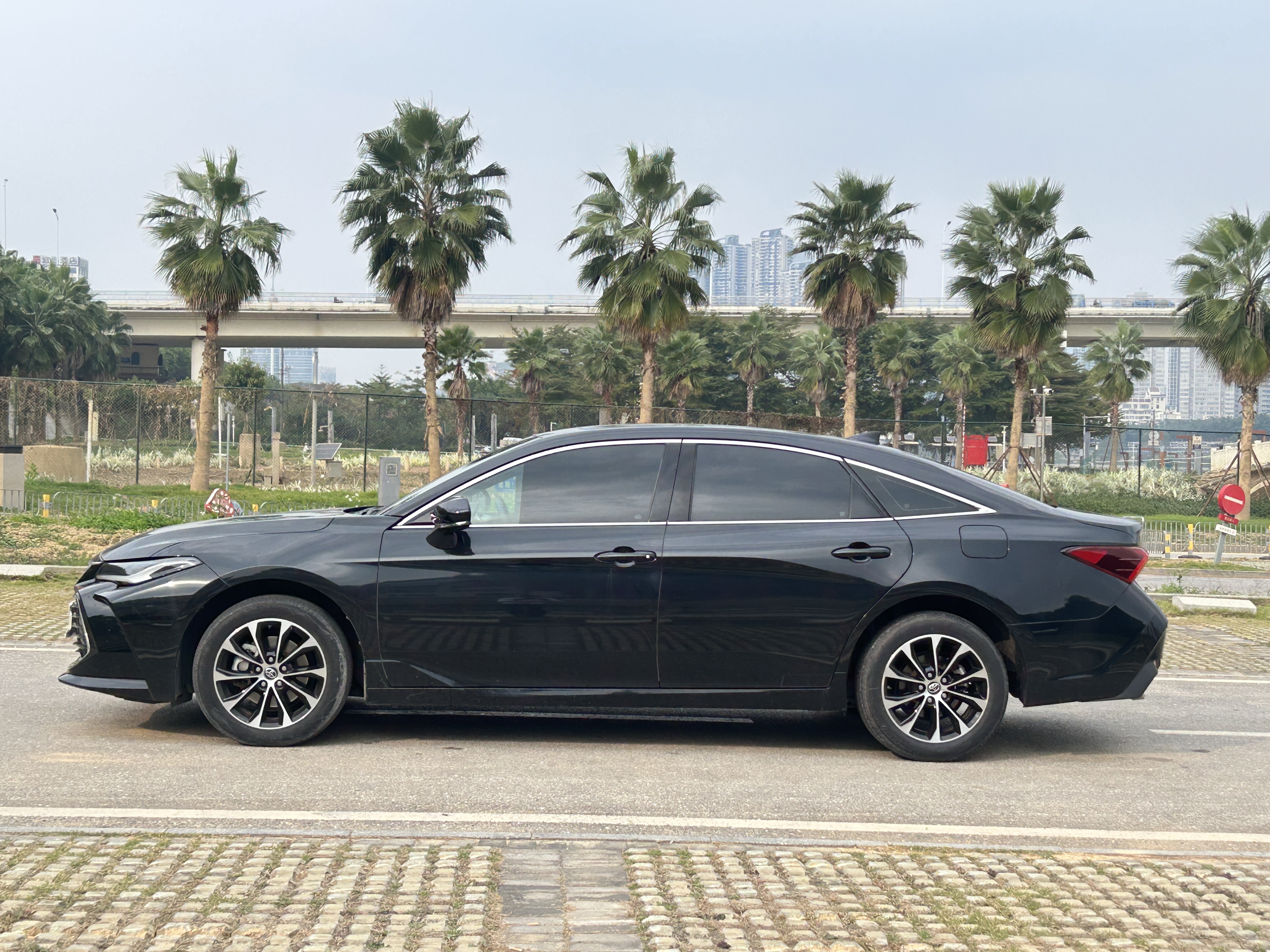 Toyota Avalon 2023 car image #3