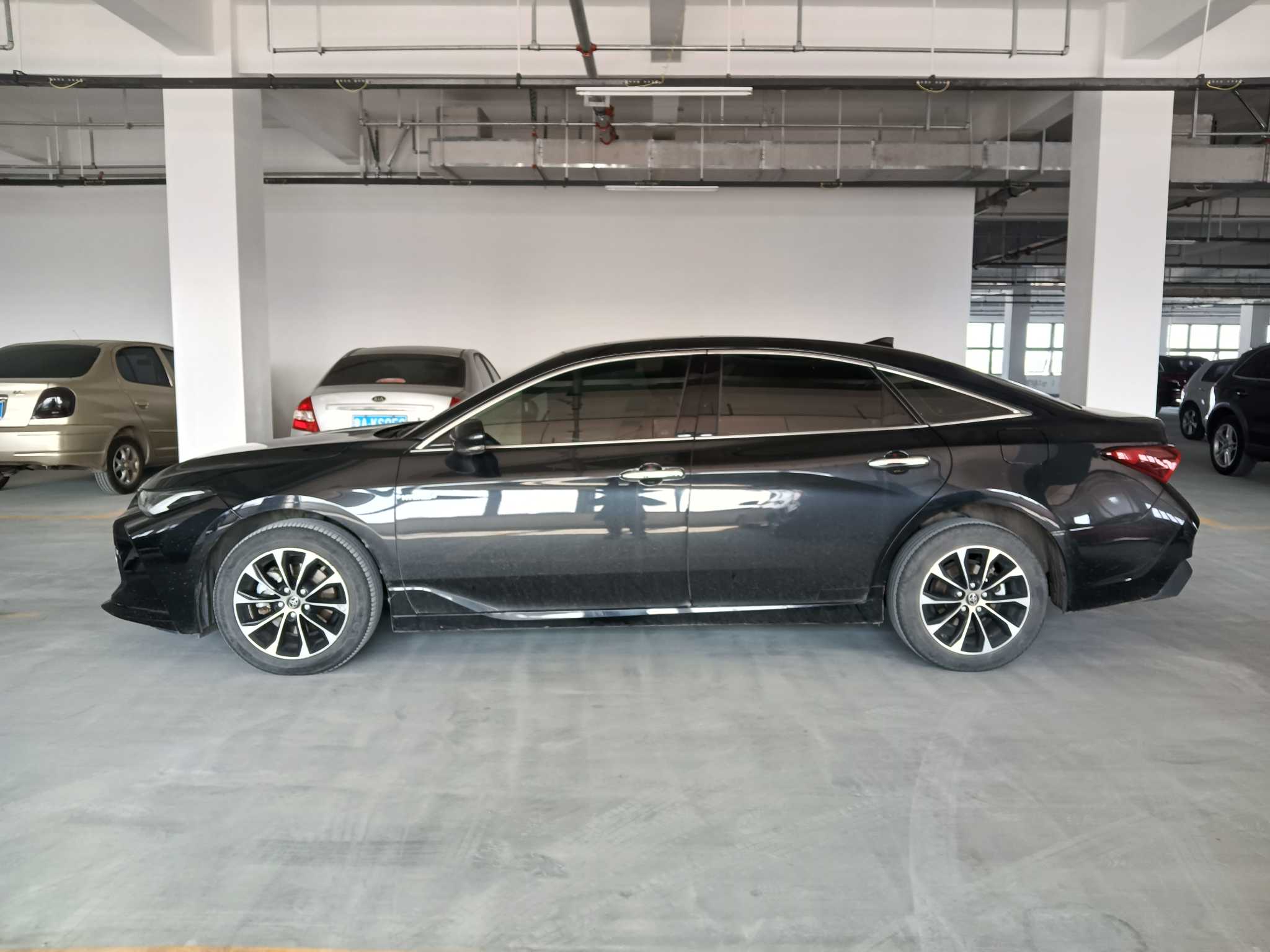 Toyota Avalon 2023 car image #3