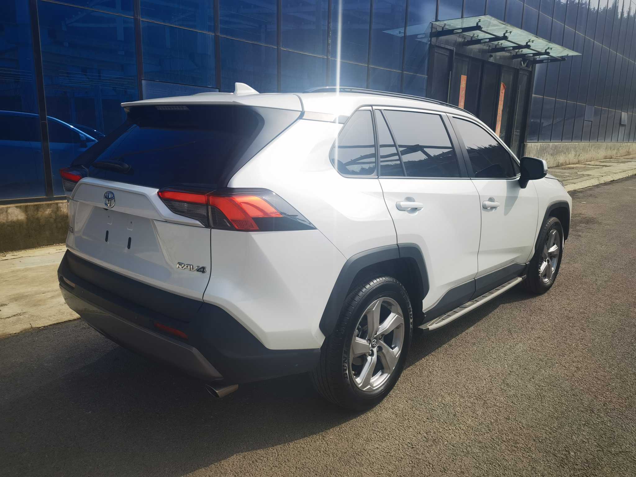 Toyota RAV4 2023 car image #3