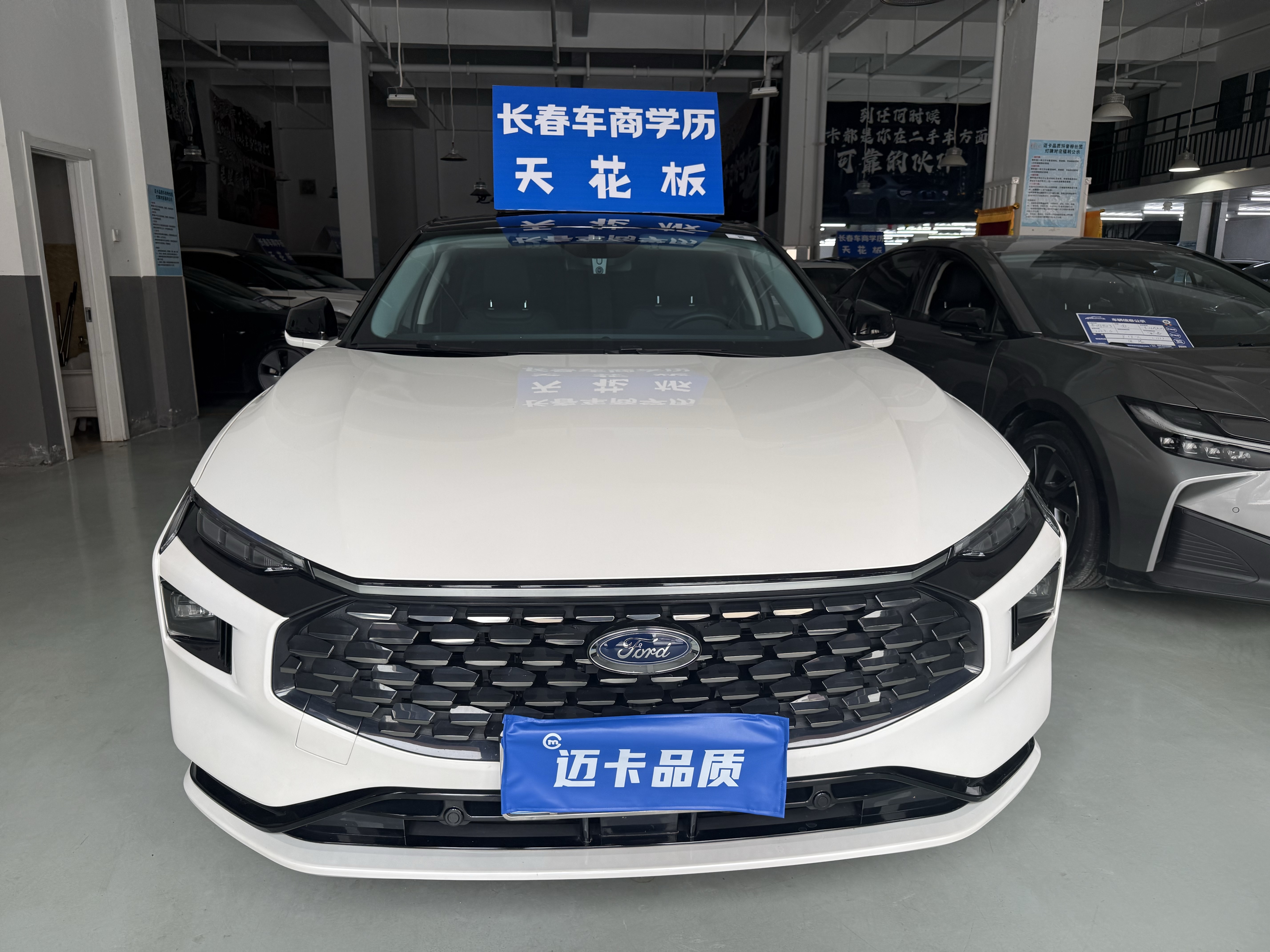 Ford Mondeo 2023 car image #3