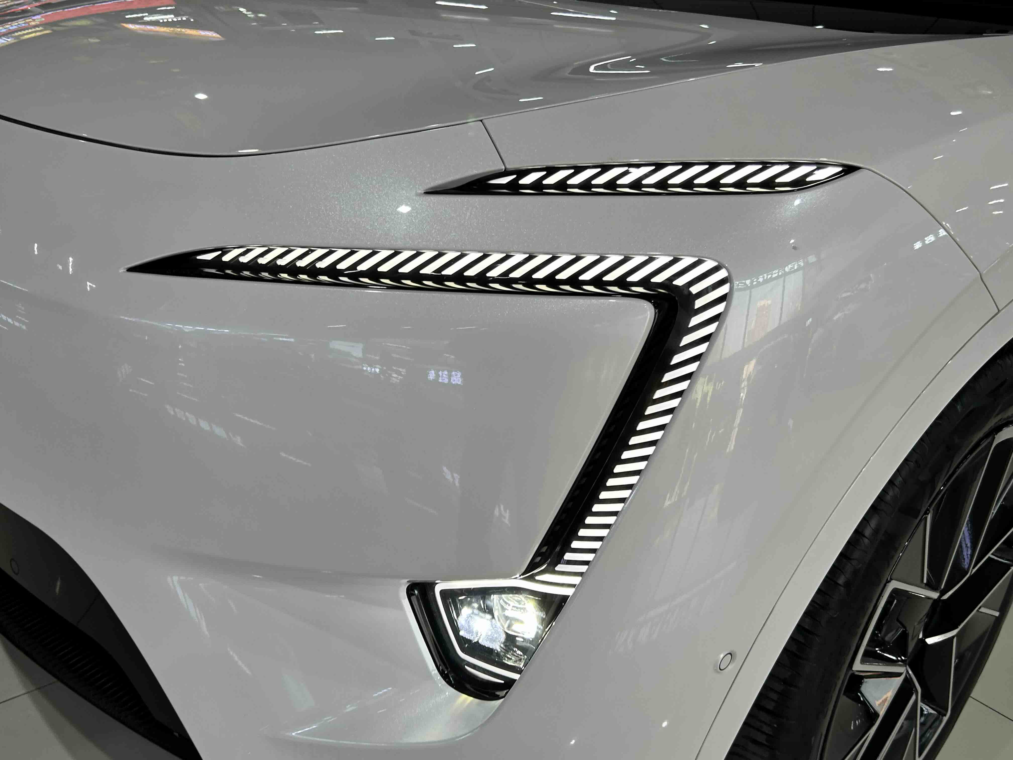 Avatr 11 2023 car image #3