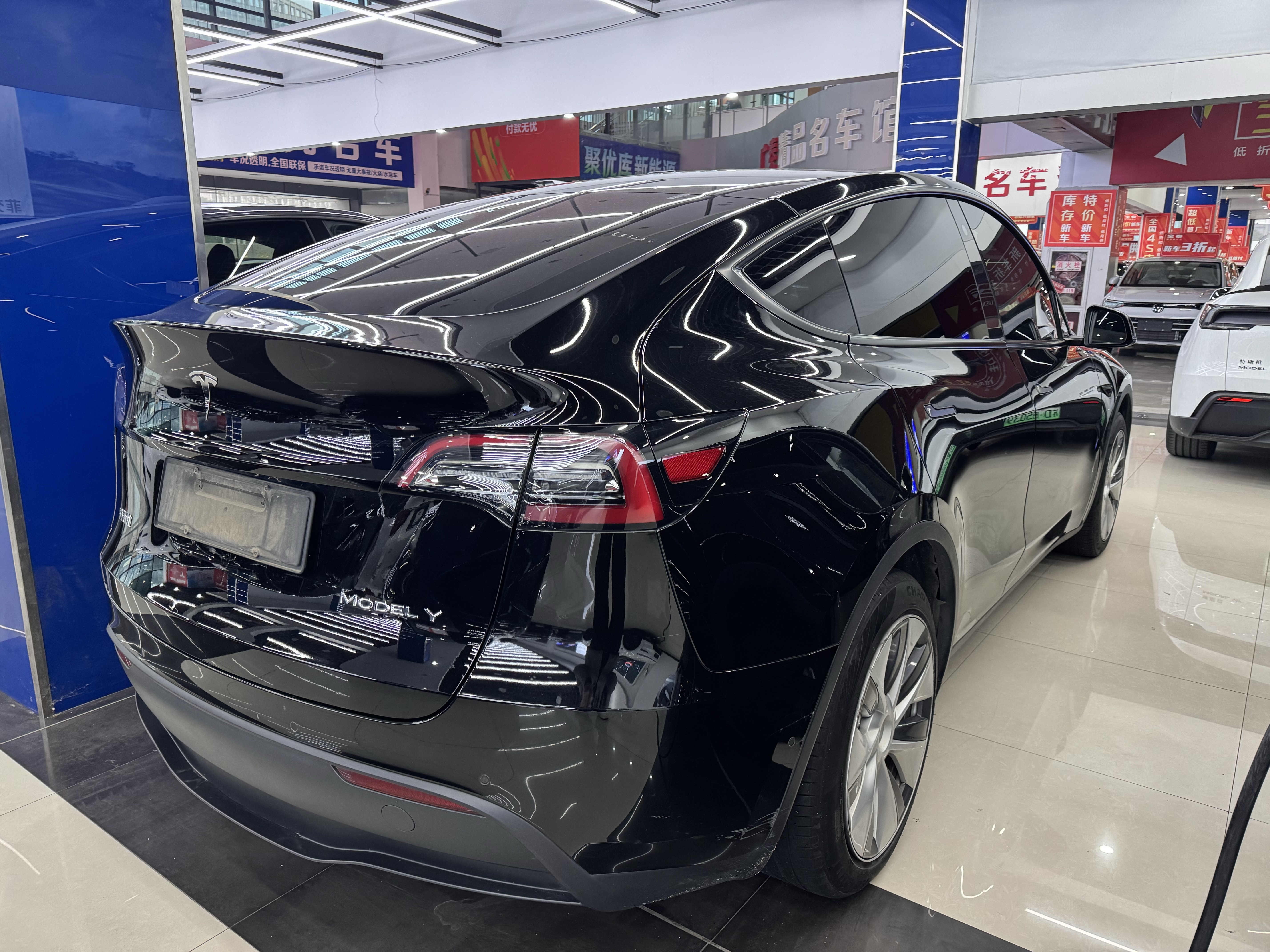 Tesla Model Y 2023 car image #3