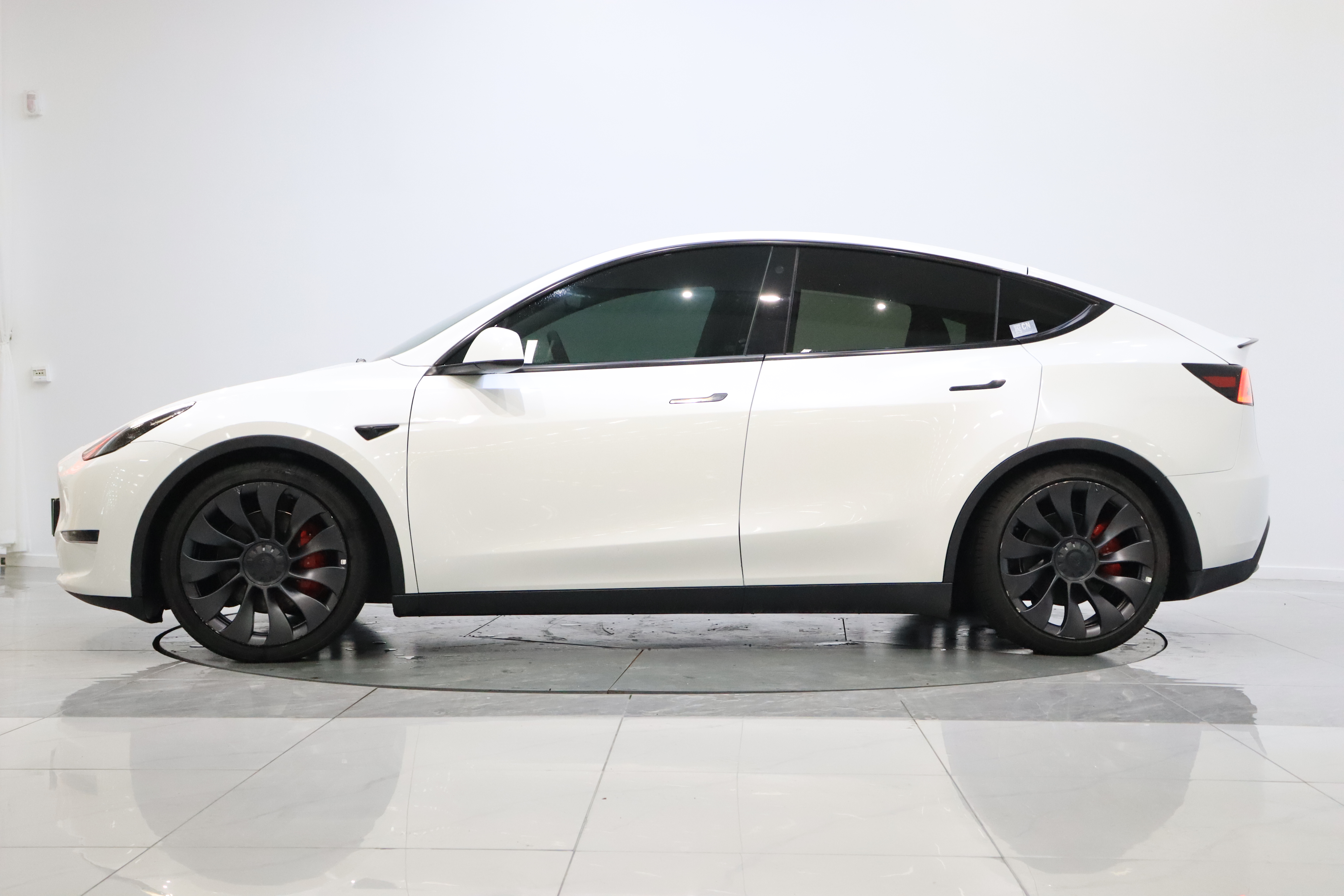 Tesla Model Y 2023 #3 Tesla Model Y 2023 car image #3
