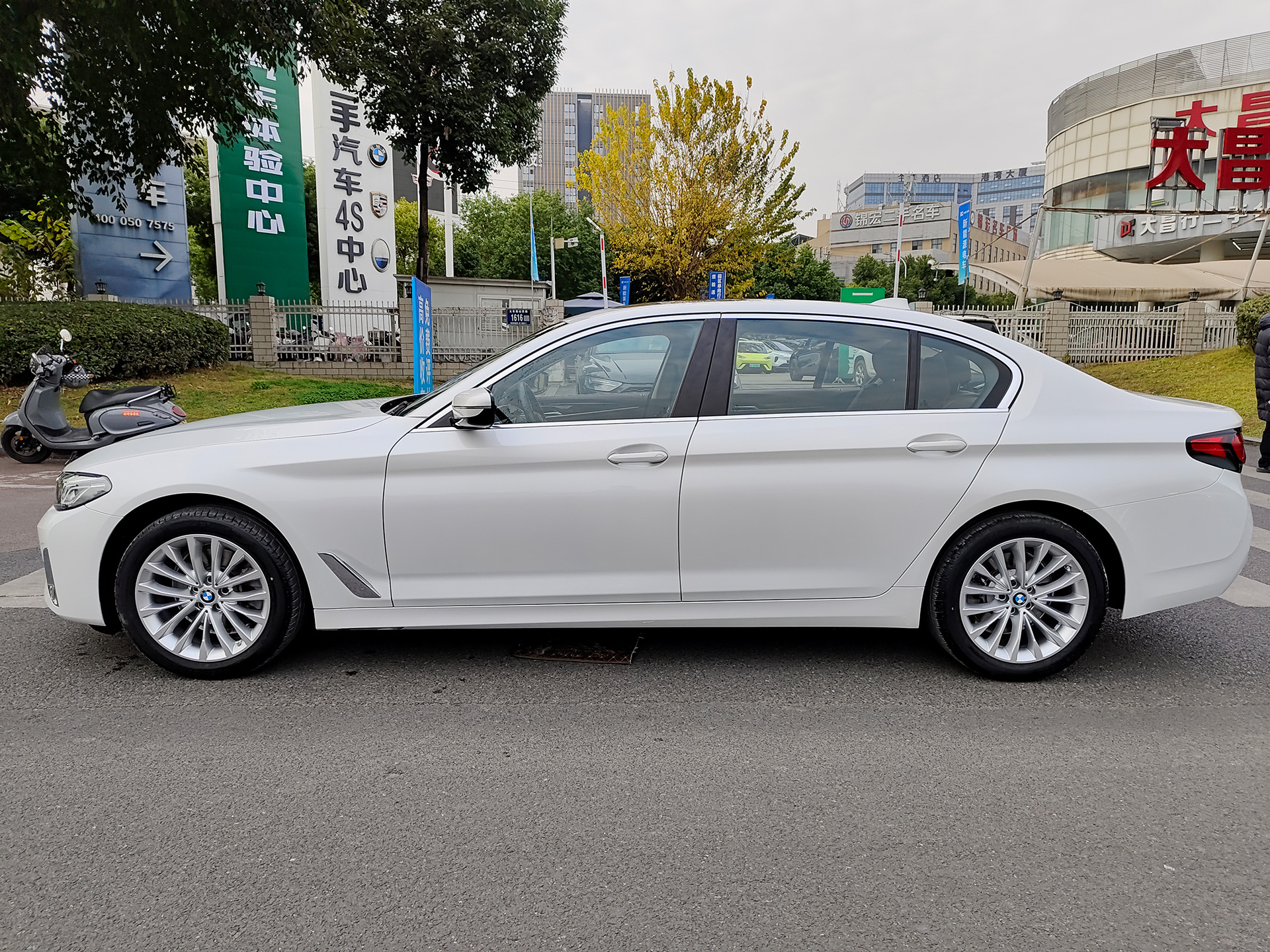 BMW 5 Series 2024 #3 BMW 5 Series 2024 car image #3