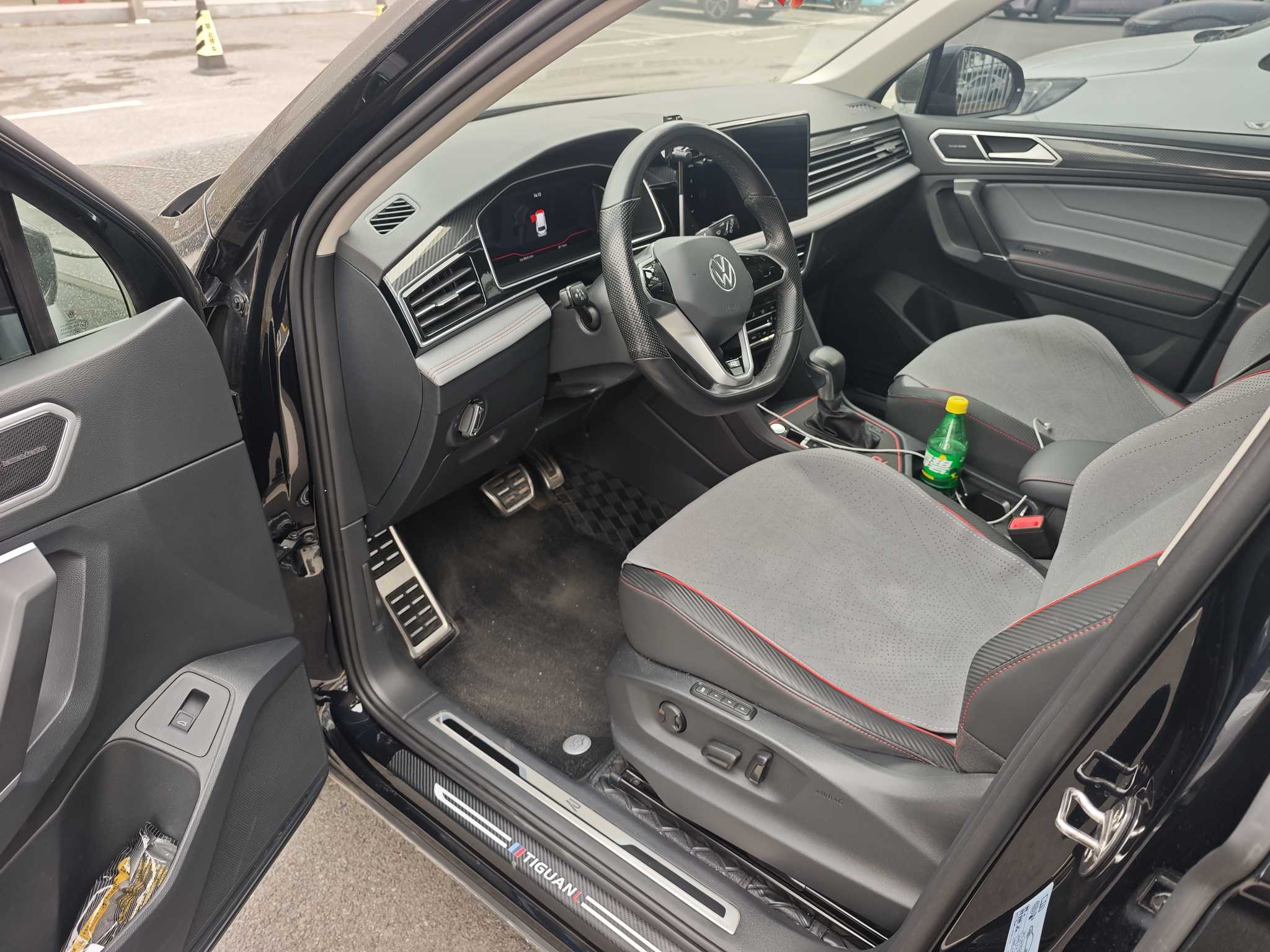 Volkswagen Tiguan L 2023 car image #3