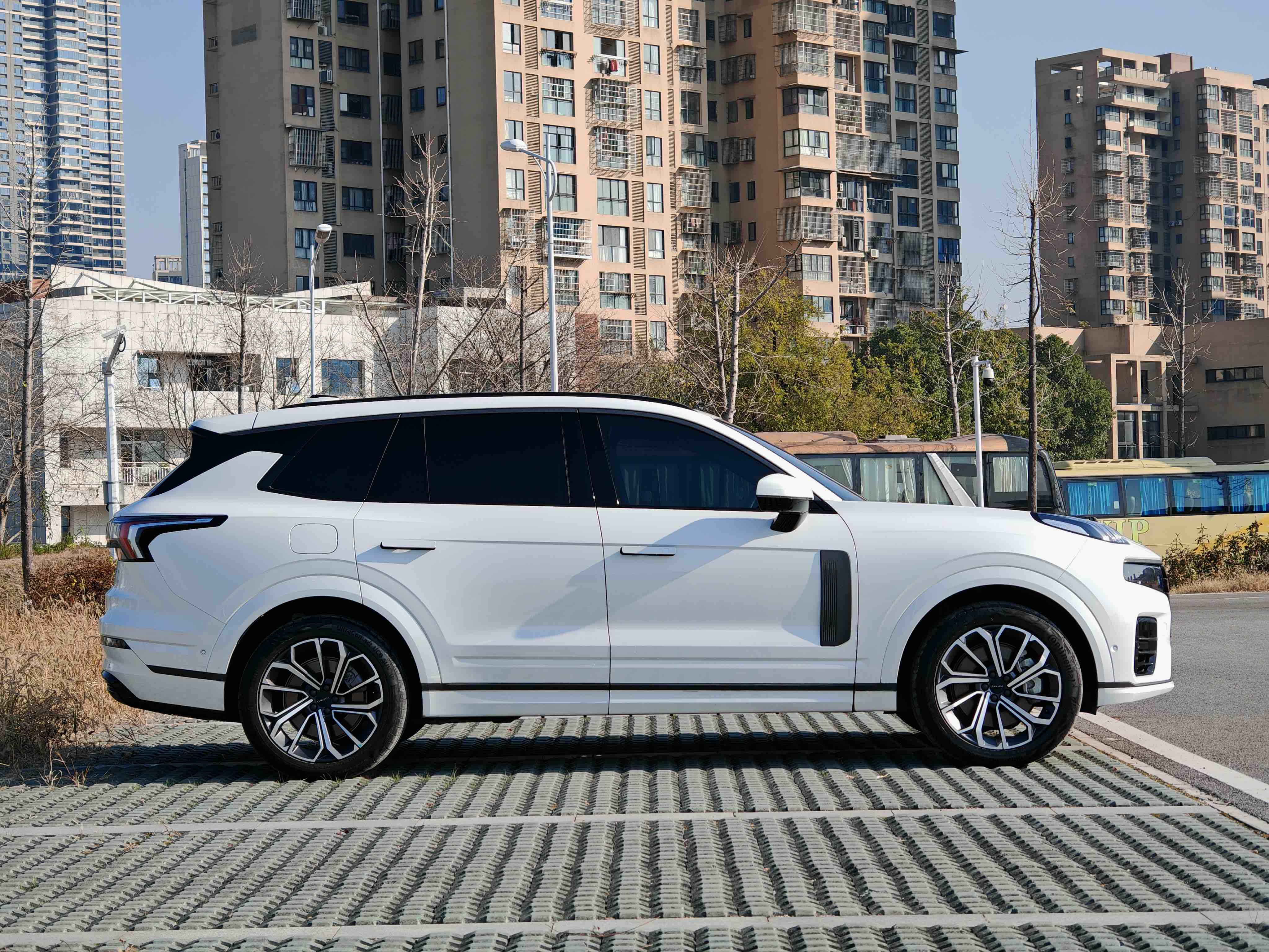 Lynk & Co 09 EM-P 2022 #3 Lynk & Co 09 EM-P 2022 car image #3