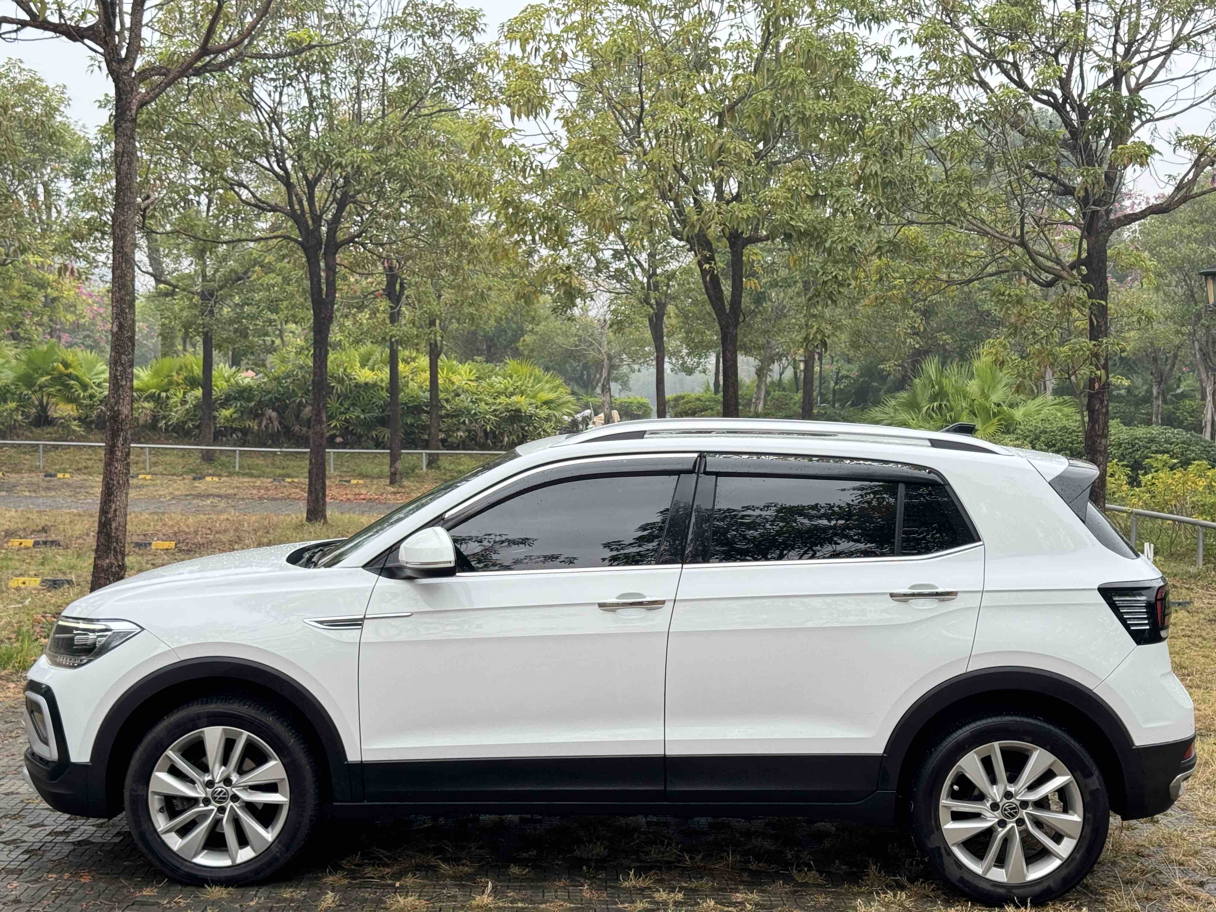 Volkswagen T-Cross 2023 car image #3