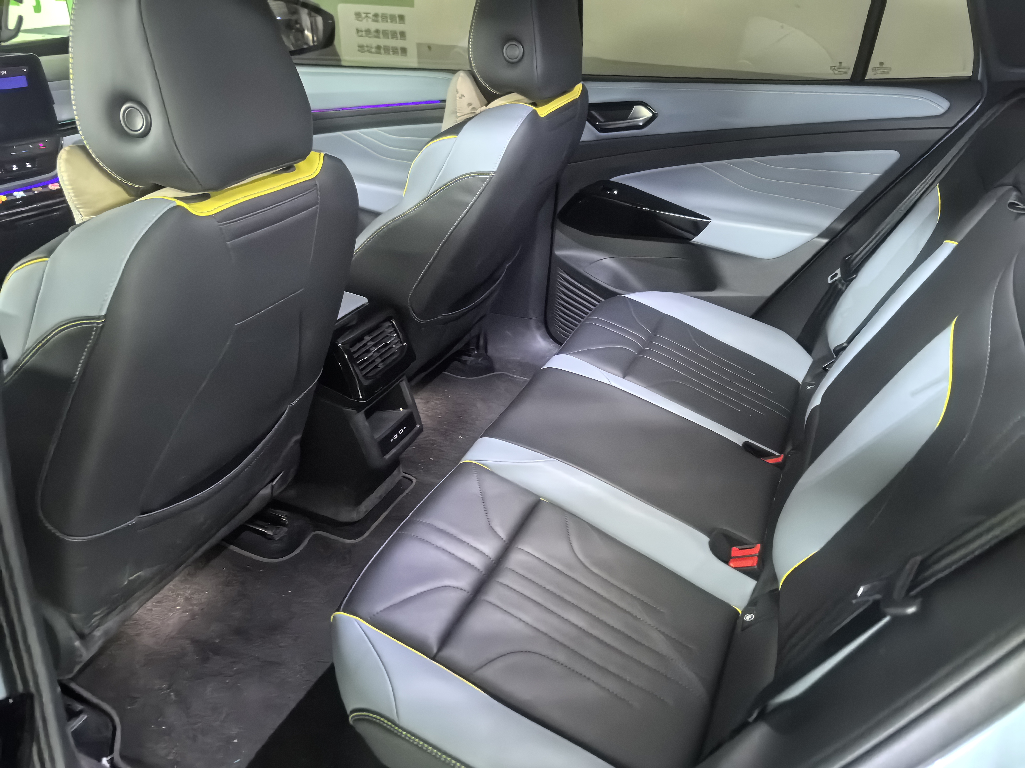 Volkswagen ID.4 X 2023 immagine di auto #3