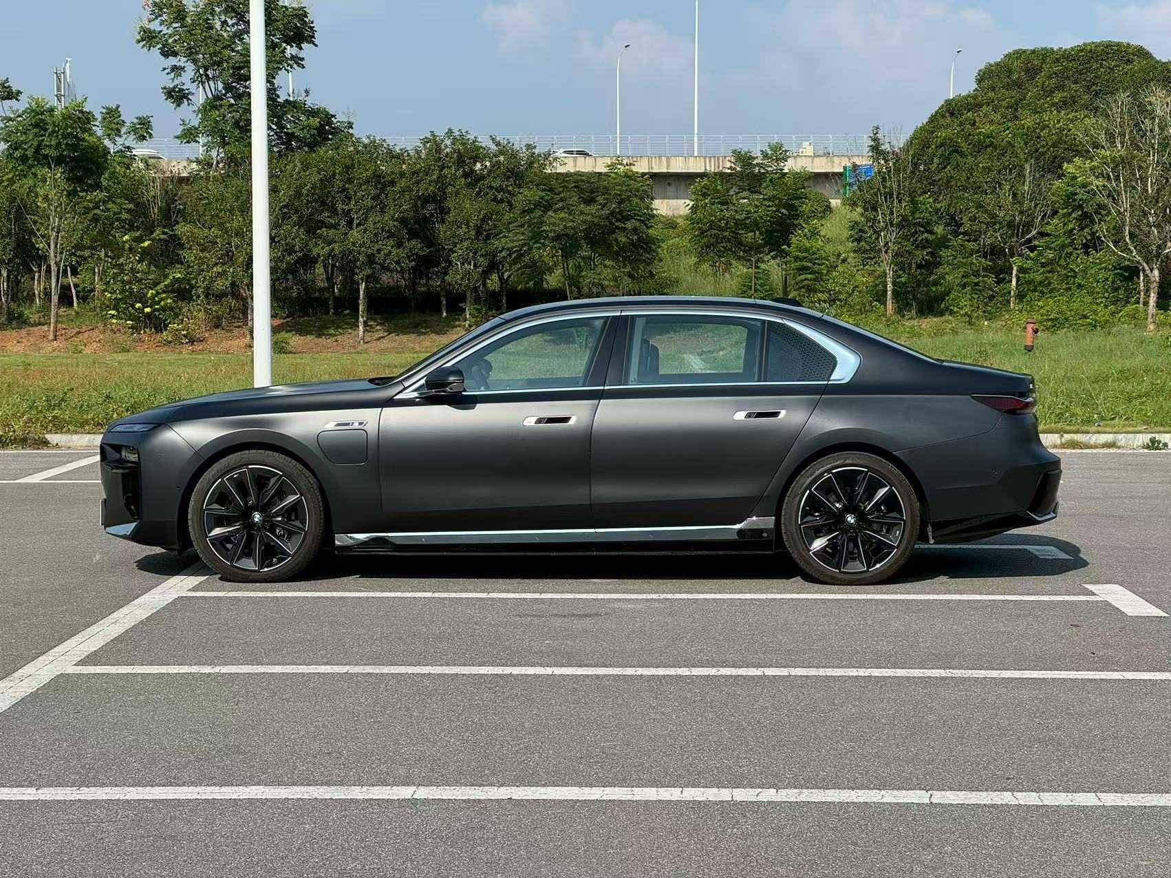 BMW i7 M70L 2023 #3 BMW i7 M70L 2023 car image #3