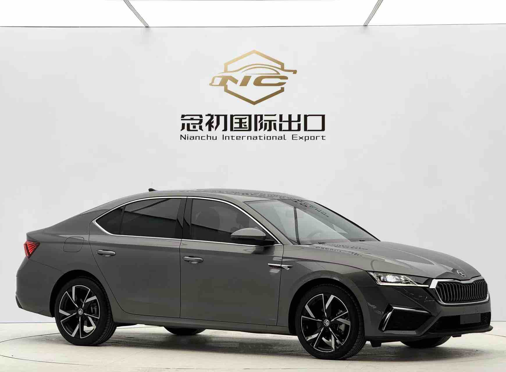 Skoda Octavia 2023 car image #3