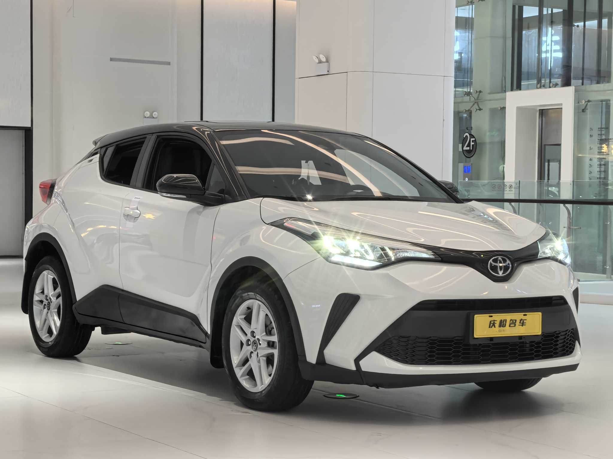 Toyota C-HR 2023 car image #3