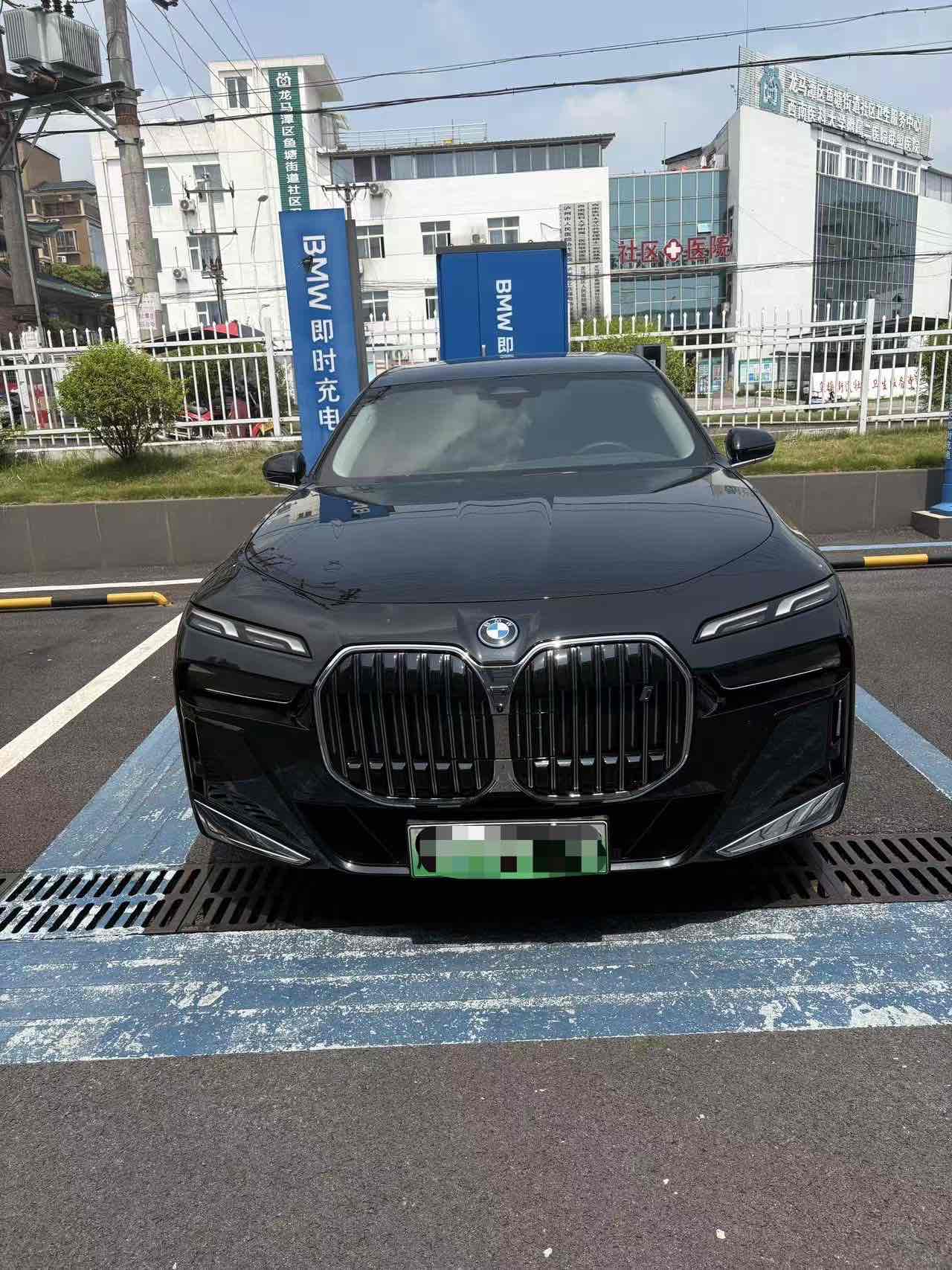 BMW i7 M70L 2024 car image #3