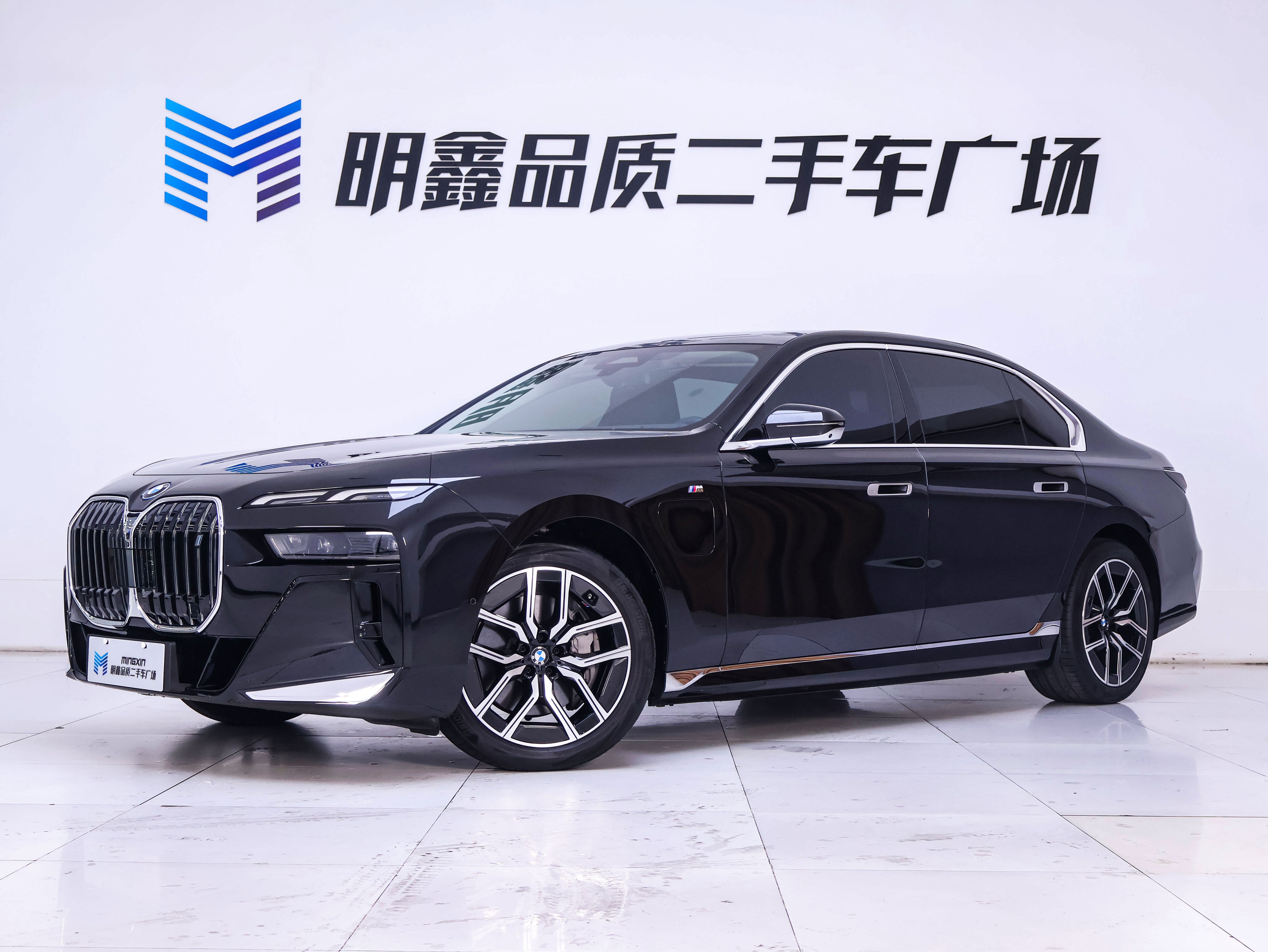 BMW i7 M70L 2024 car image #3