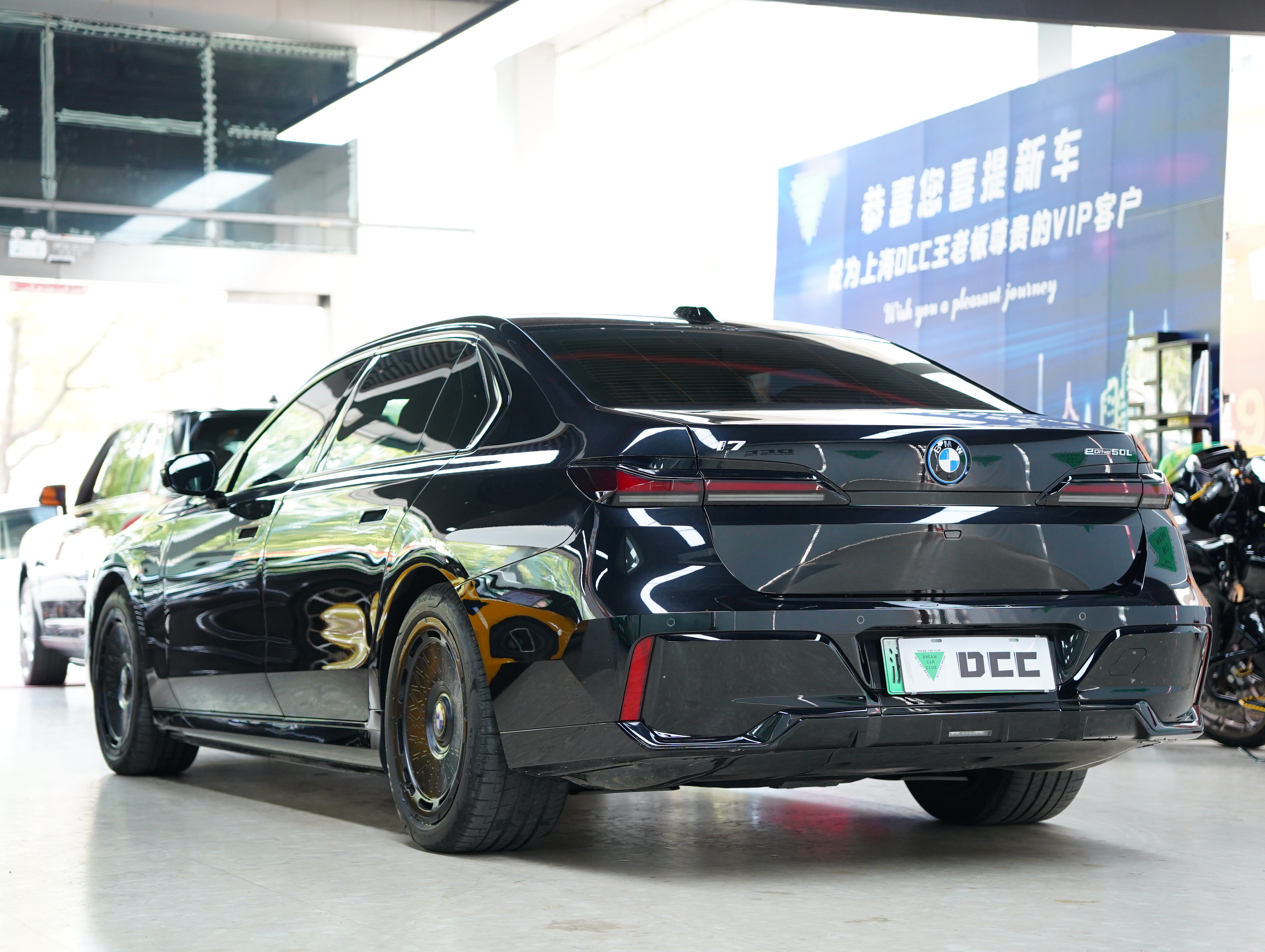 BMW i7 M70L 2023 #3 BMW i7 M70L 2023 car image #3