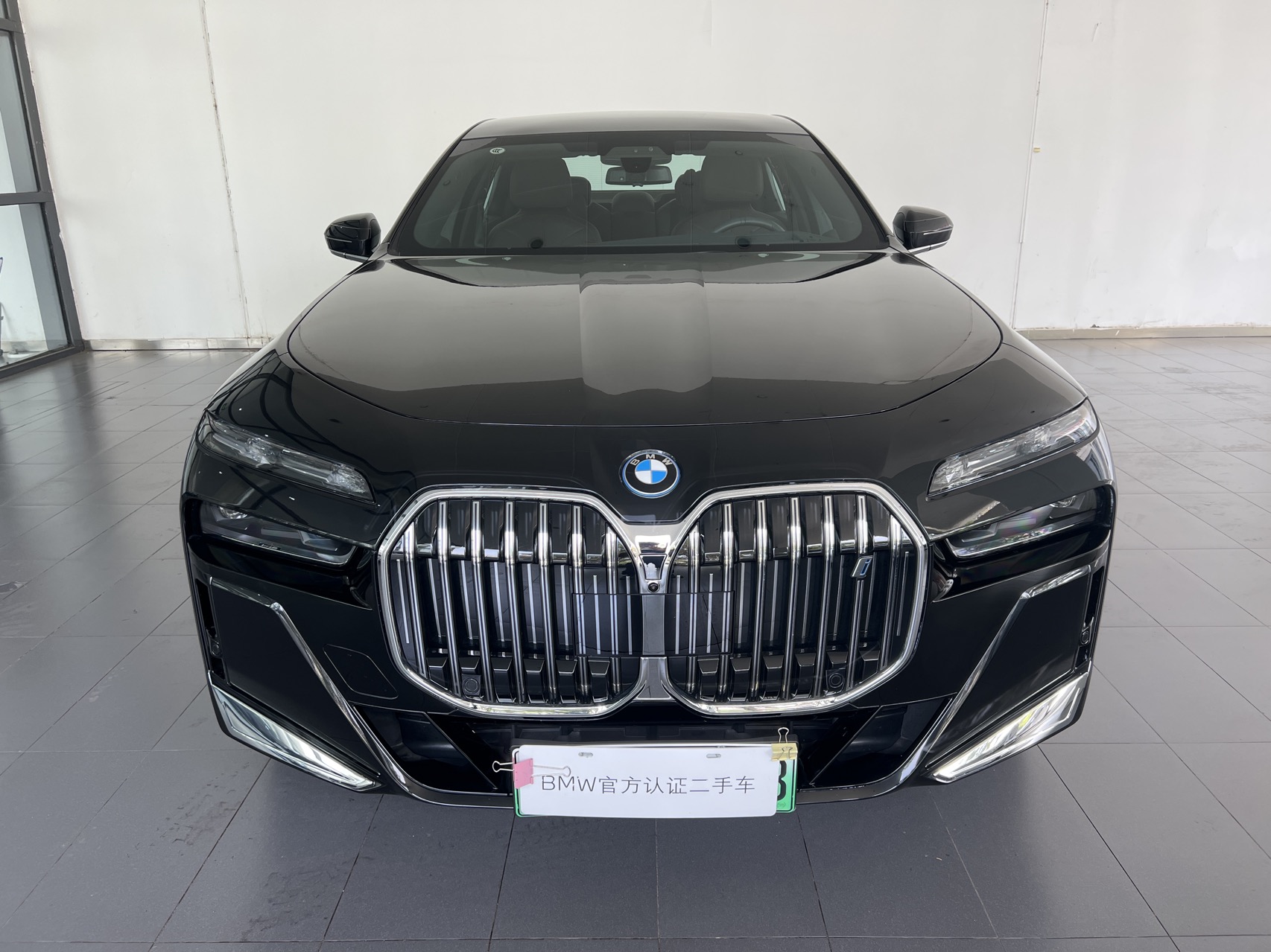 BMW i7 M70L 2024 car image #3