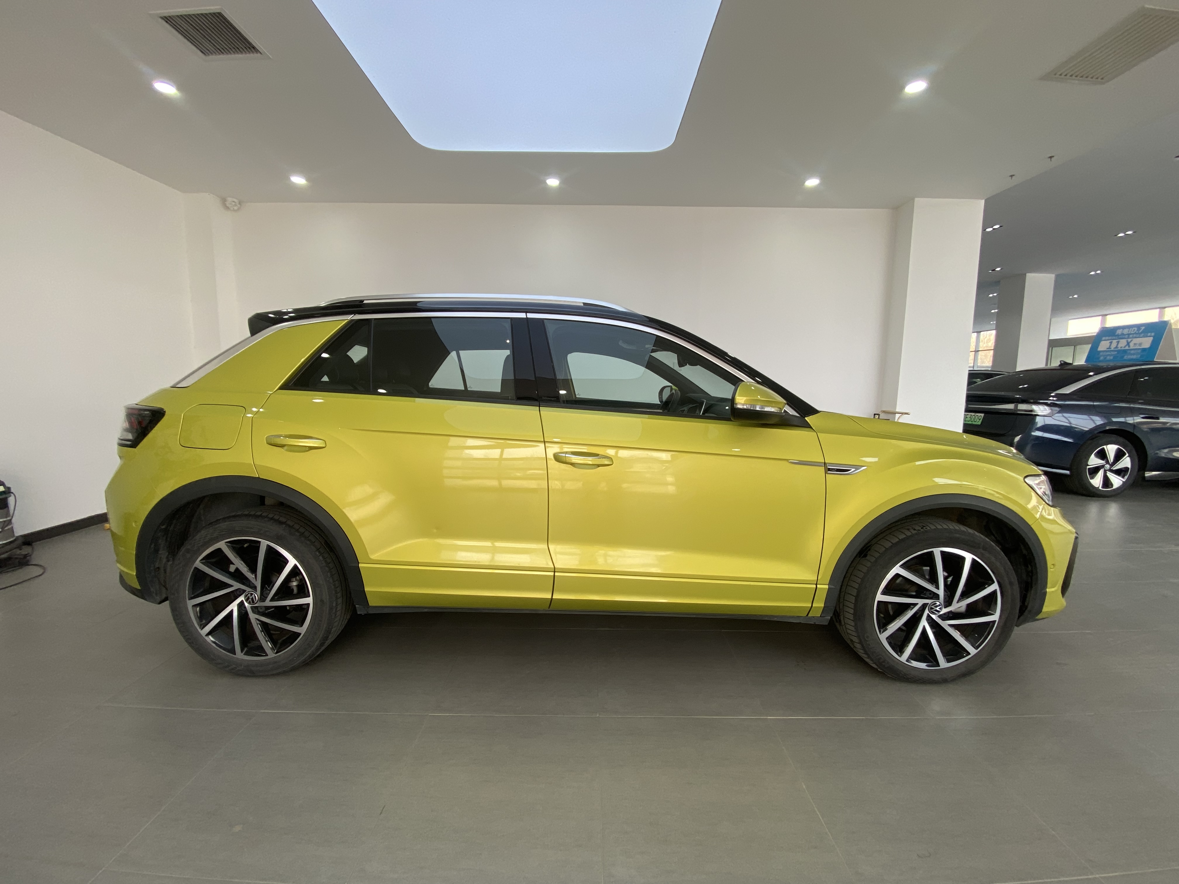 Volkswagen T-Roc 2023 immagine di auto #3