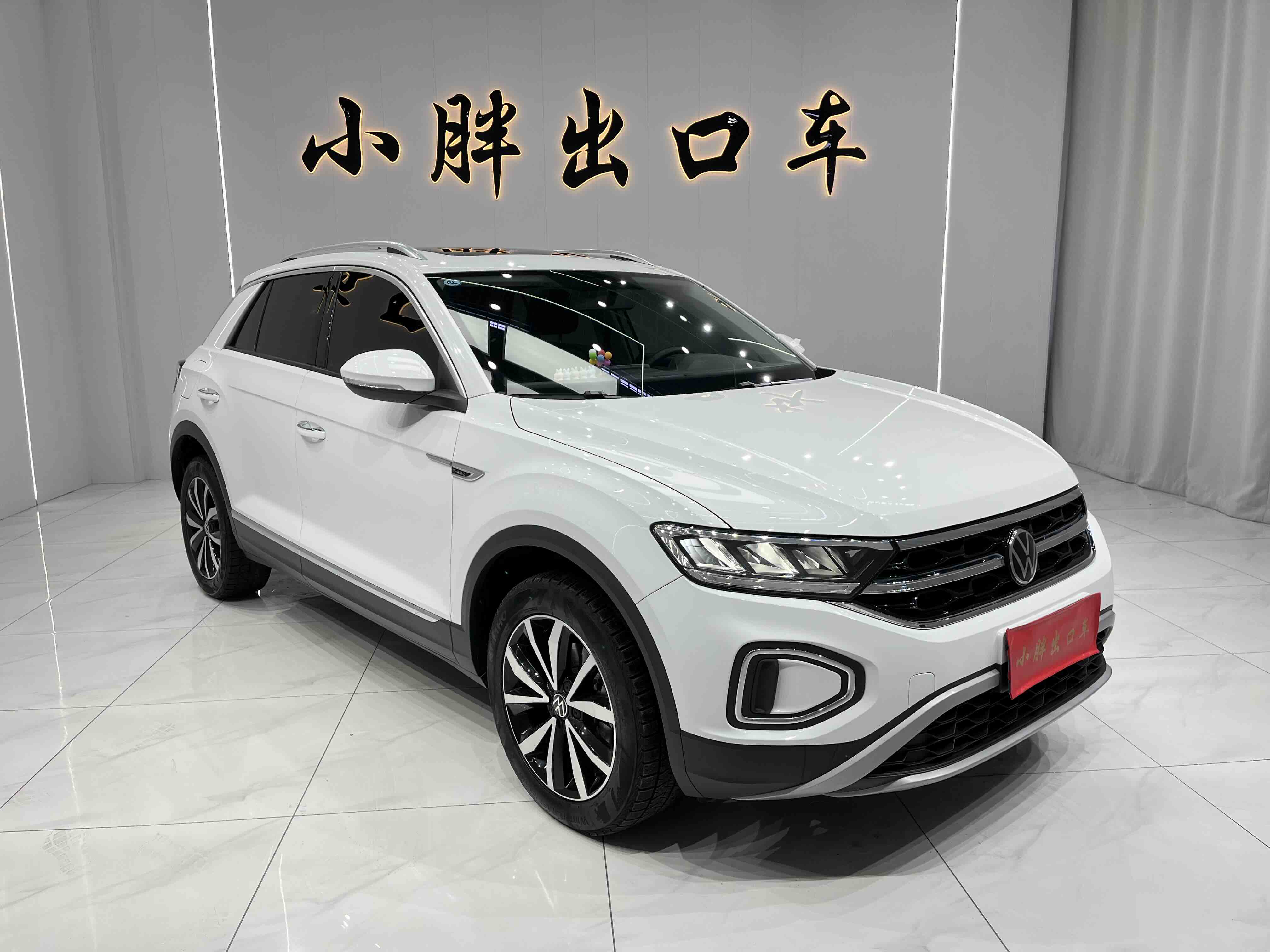 Volkswagen T-Roc 2024 car image #3