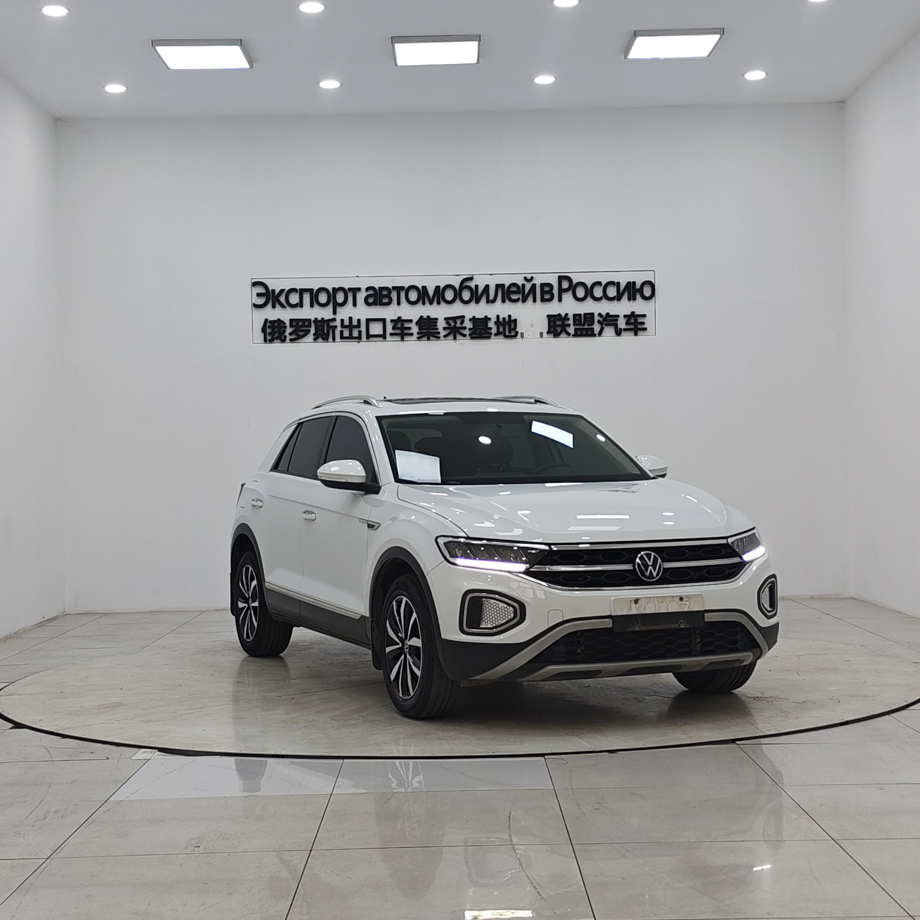 Volkswagen T-Roc 2023 car image #3