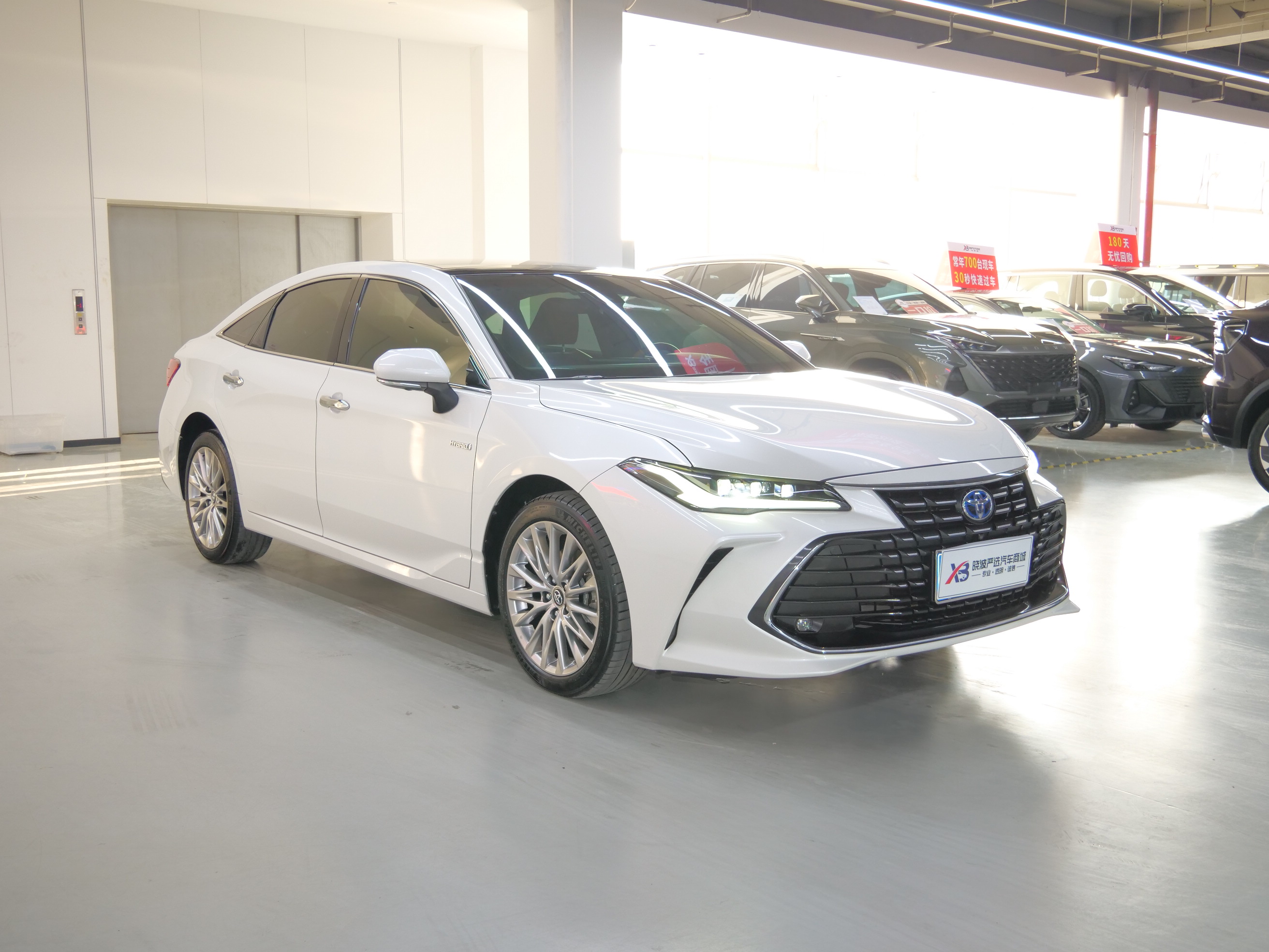 Toyota Avalon 2023 car image #3