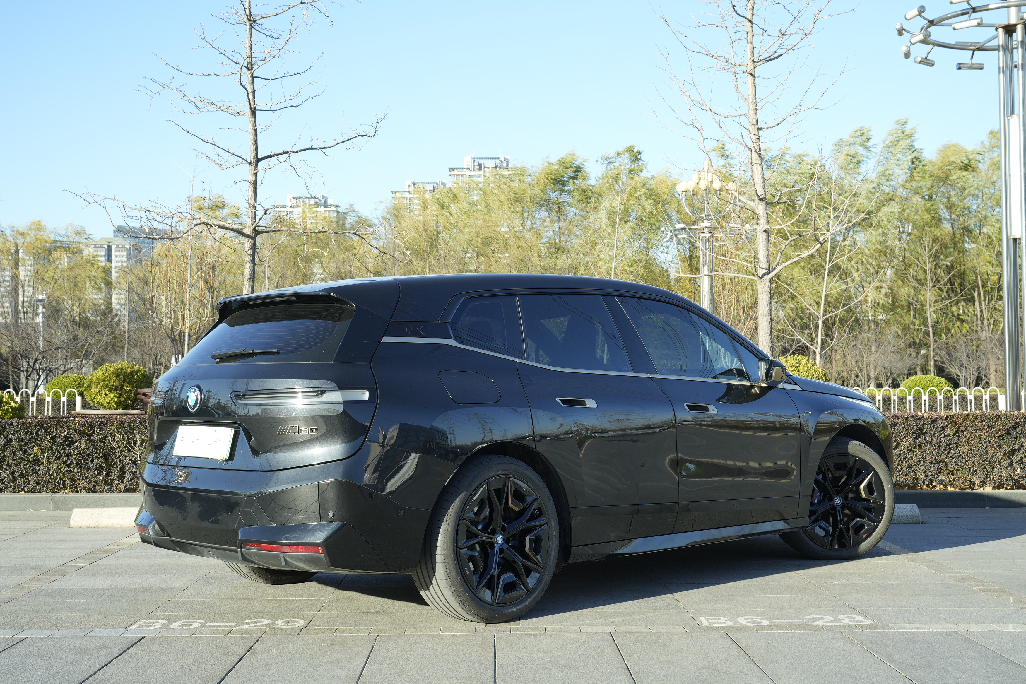 BMW iX M60 2025 car image #3