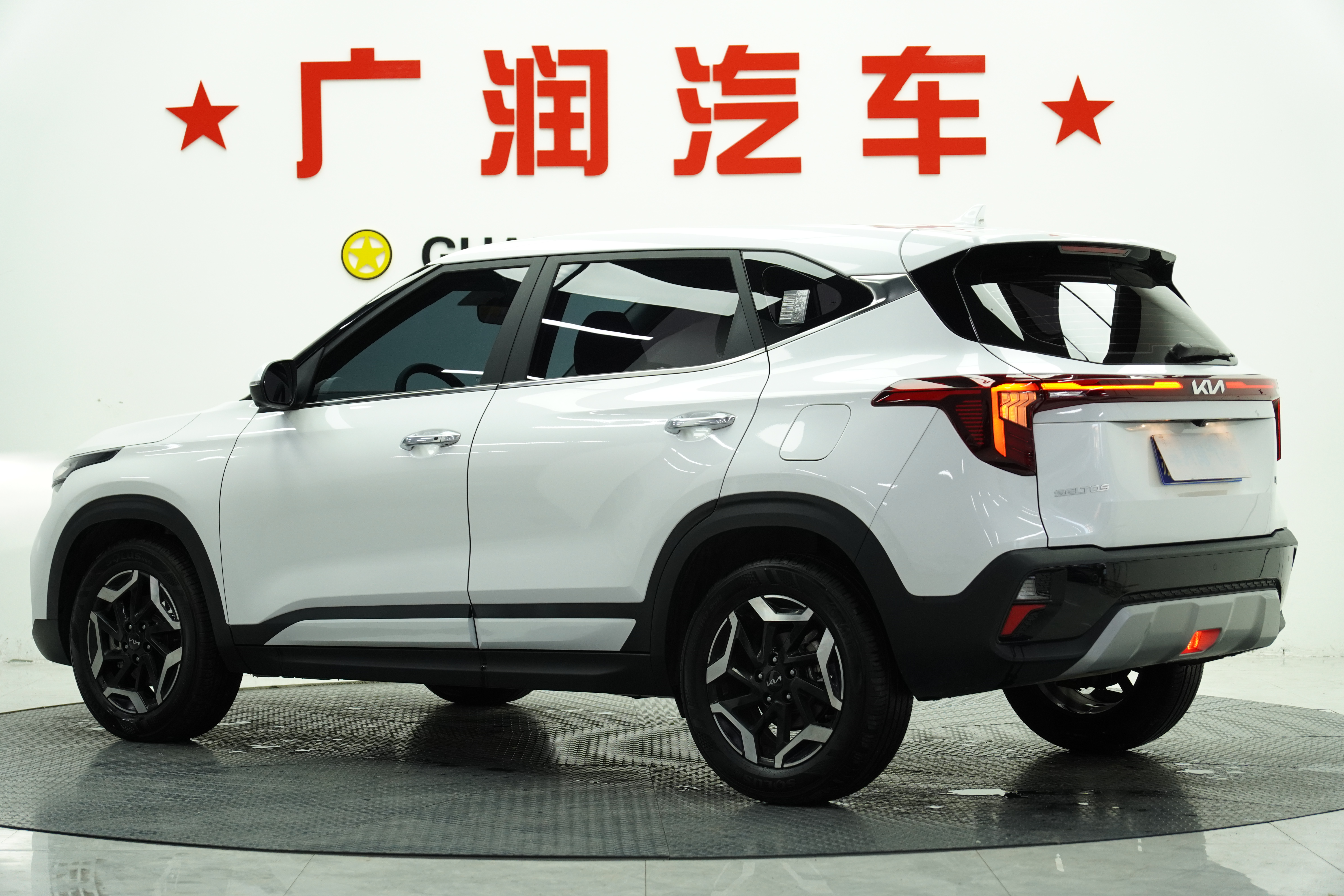 Kia Seltos 2024 car image #3