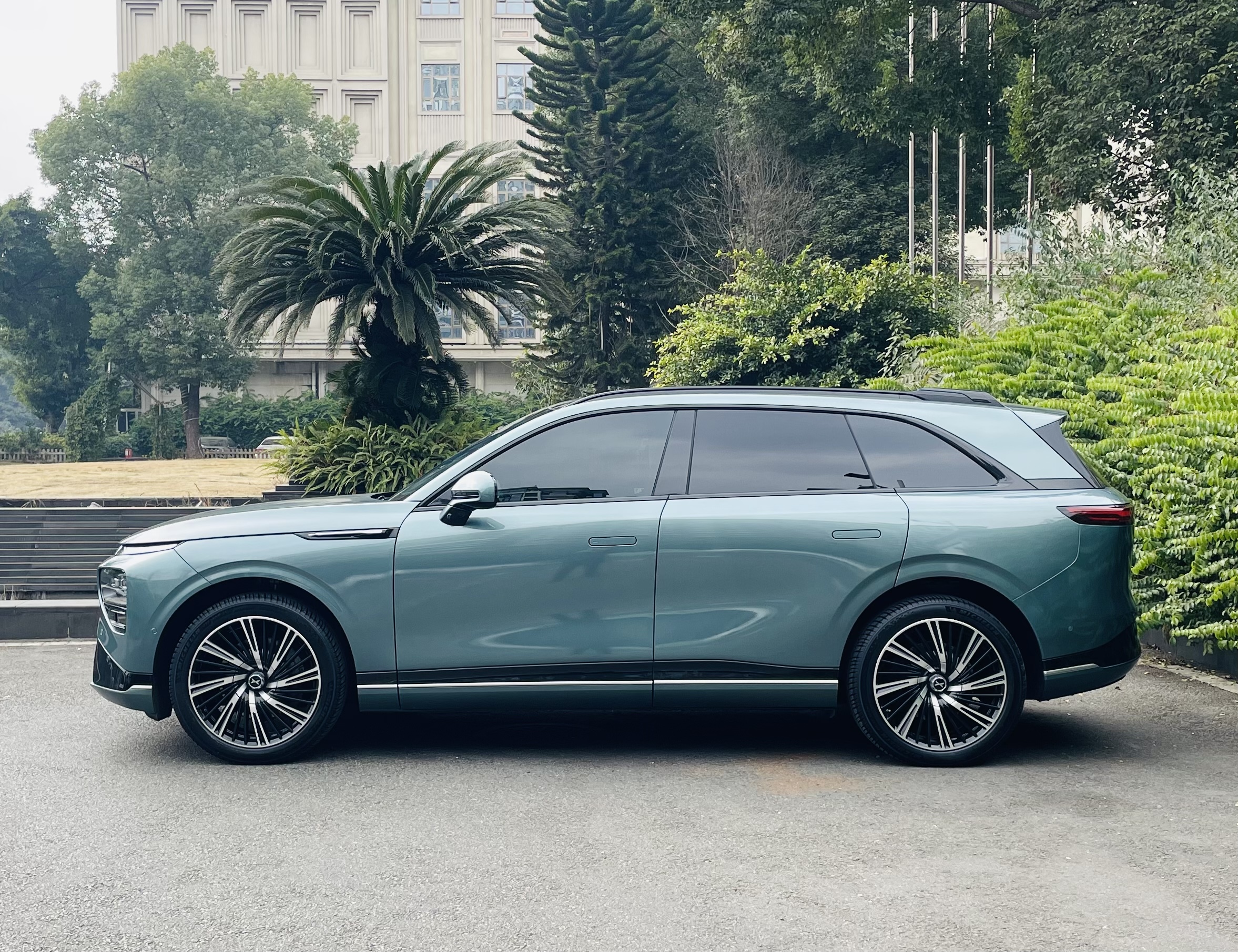 Xpeng G9 2024 car image #3