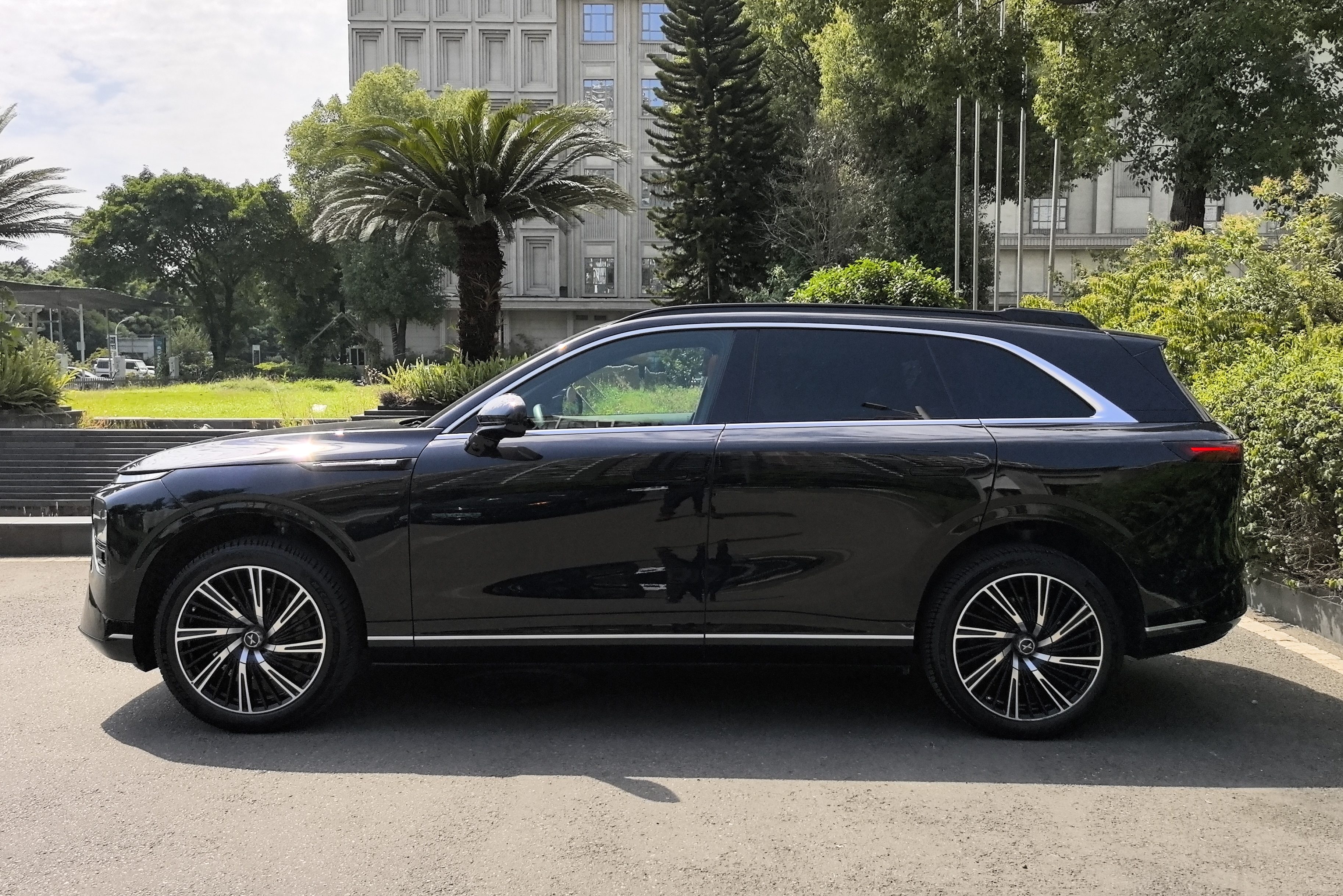 Xpeng G9 2025 car image #3