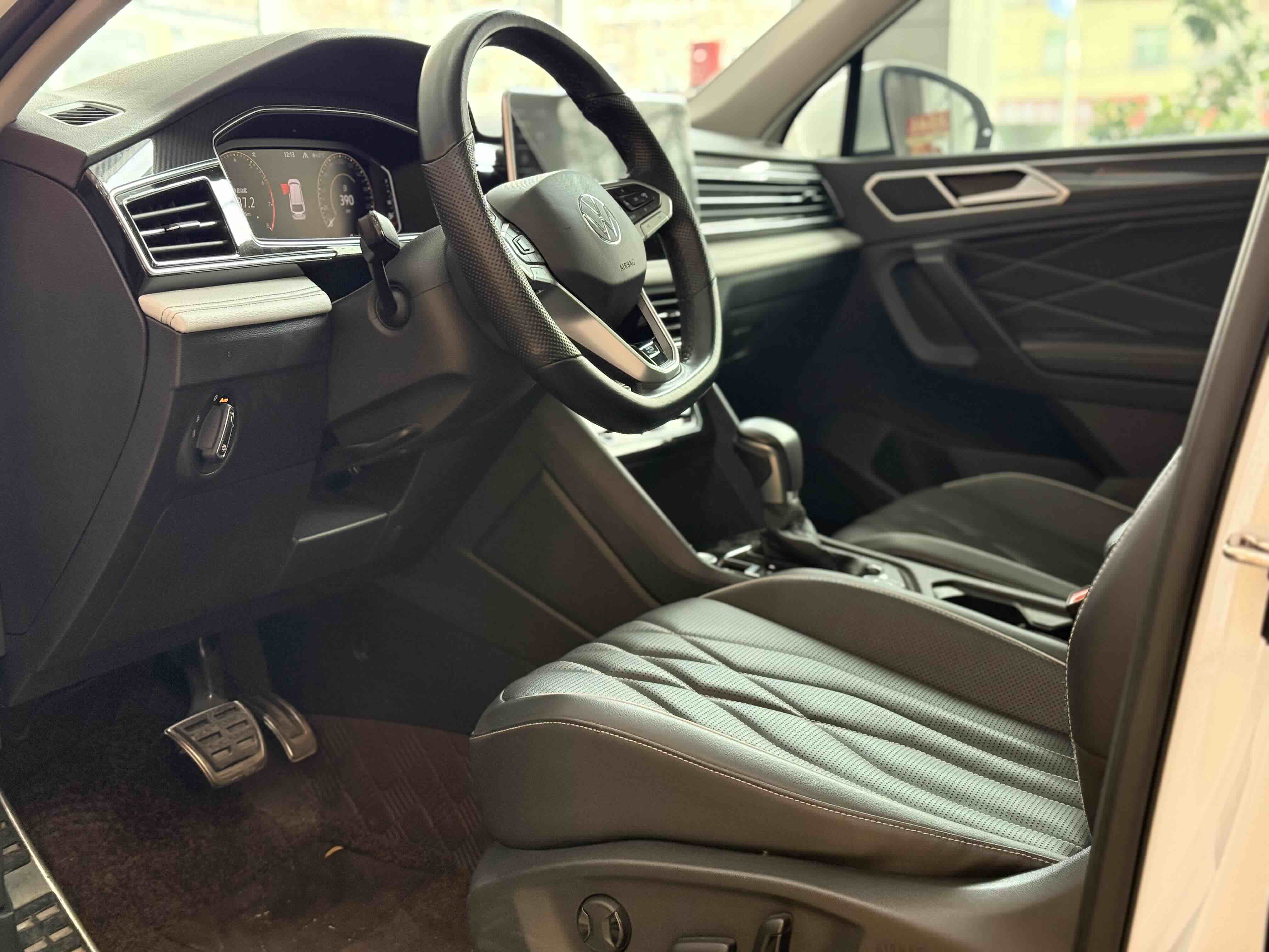 Volkswagen Tiguan L 2024 car image #3