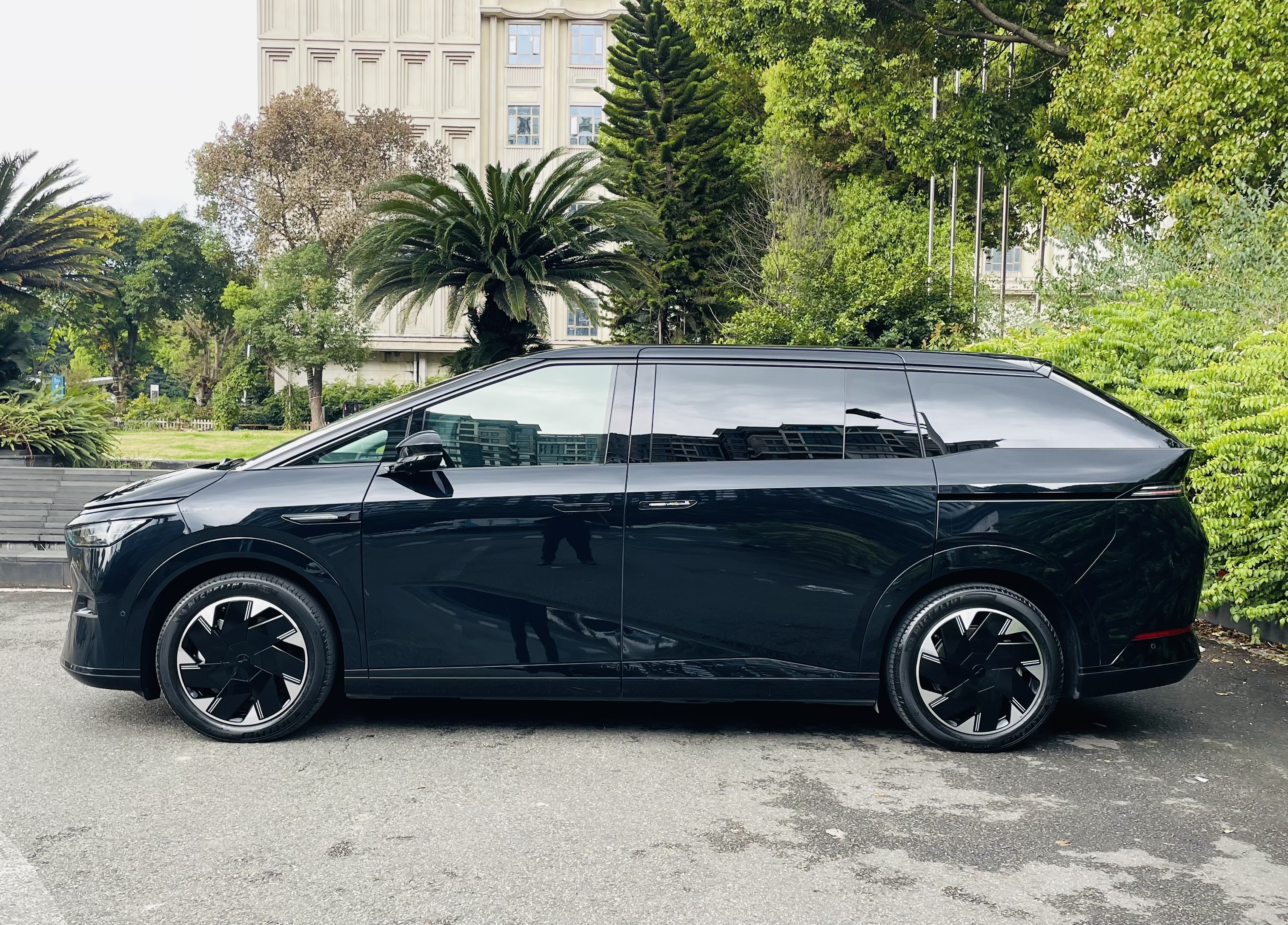 小鹏 小鹏X9 2025 汽车图片 #3