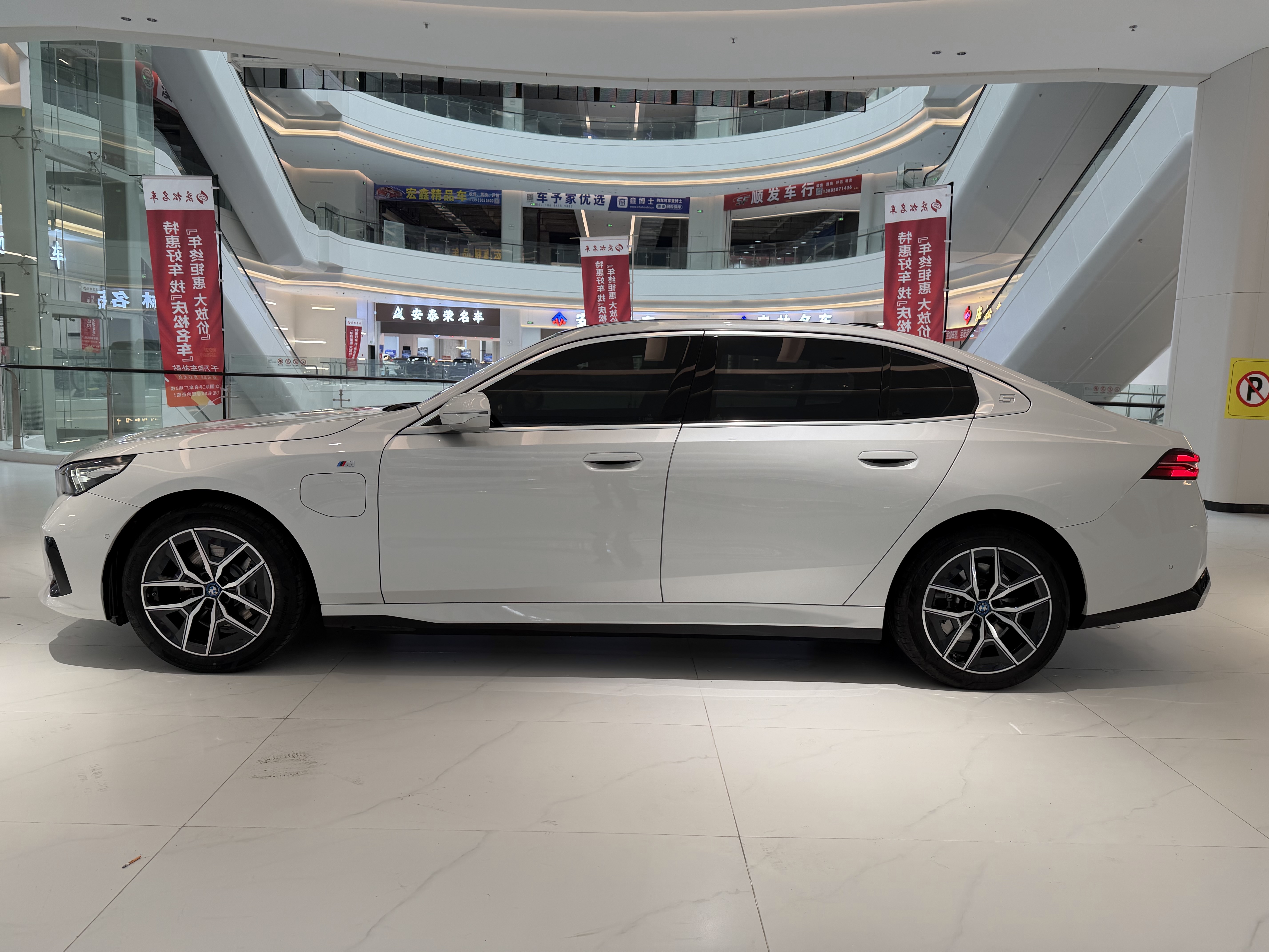 BMW i5 2024 car image #3