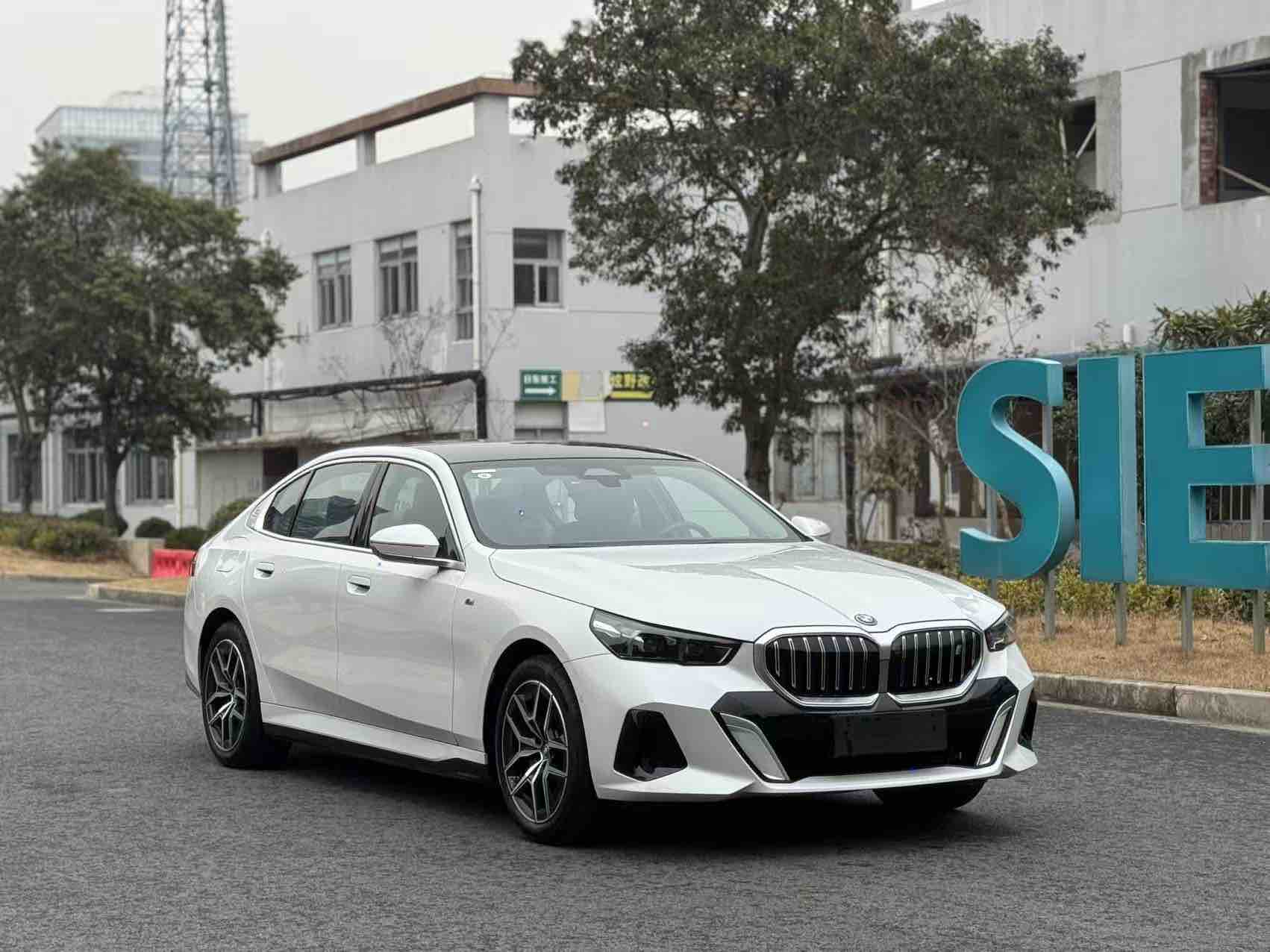 BMW i5 2025 immagine di auto #3