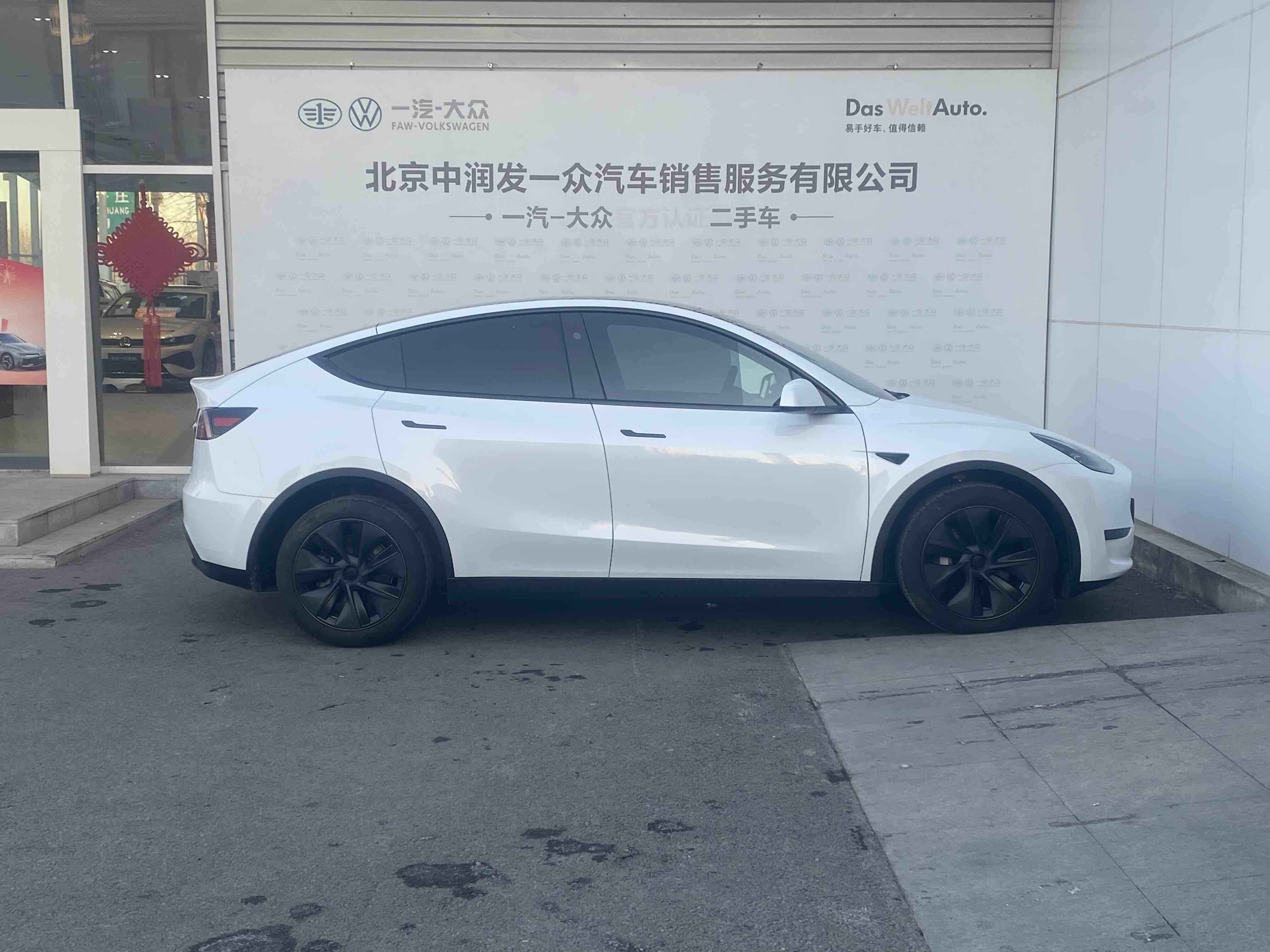 Tesla Model Y 2024 #3 Tesla Model Y 2024 car image #3