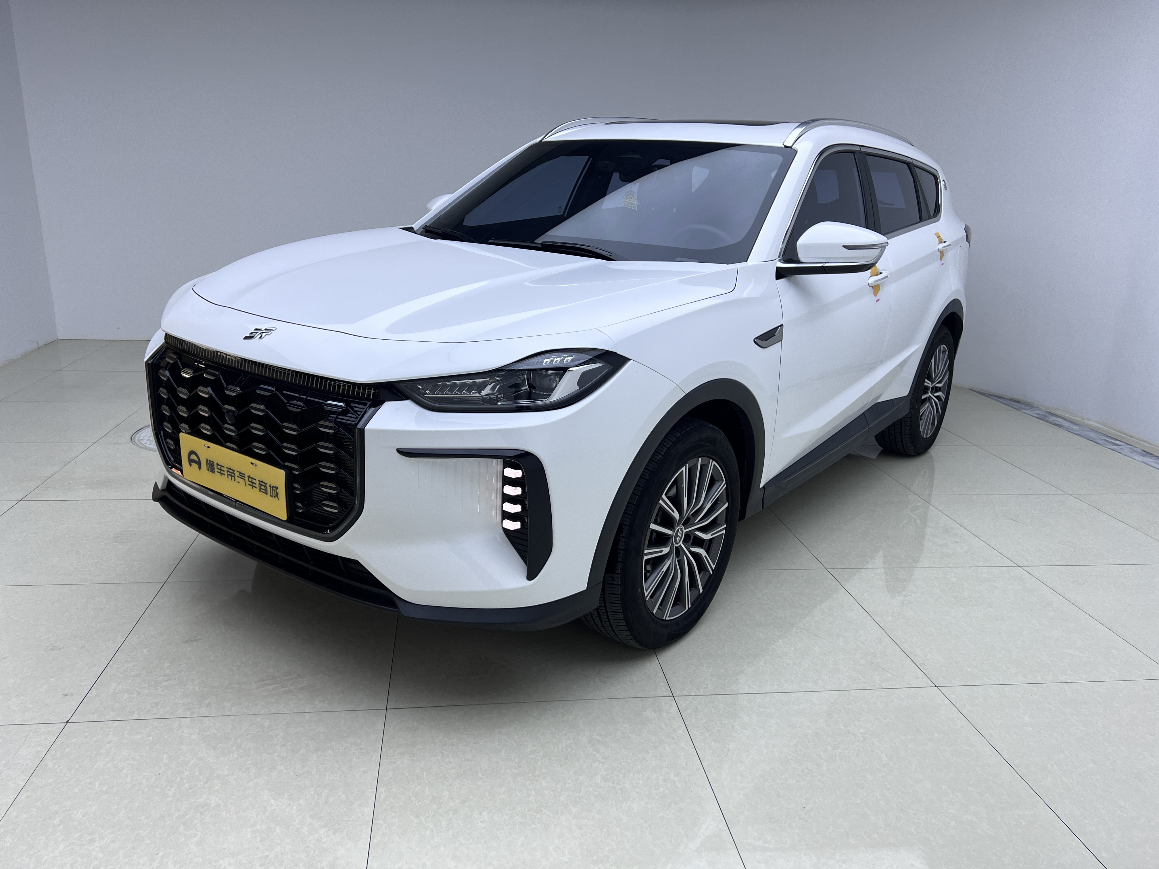 X70 C-DM 2024 car image #3