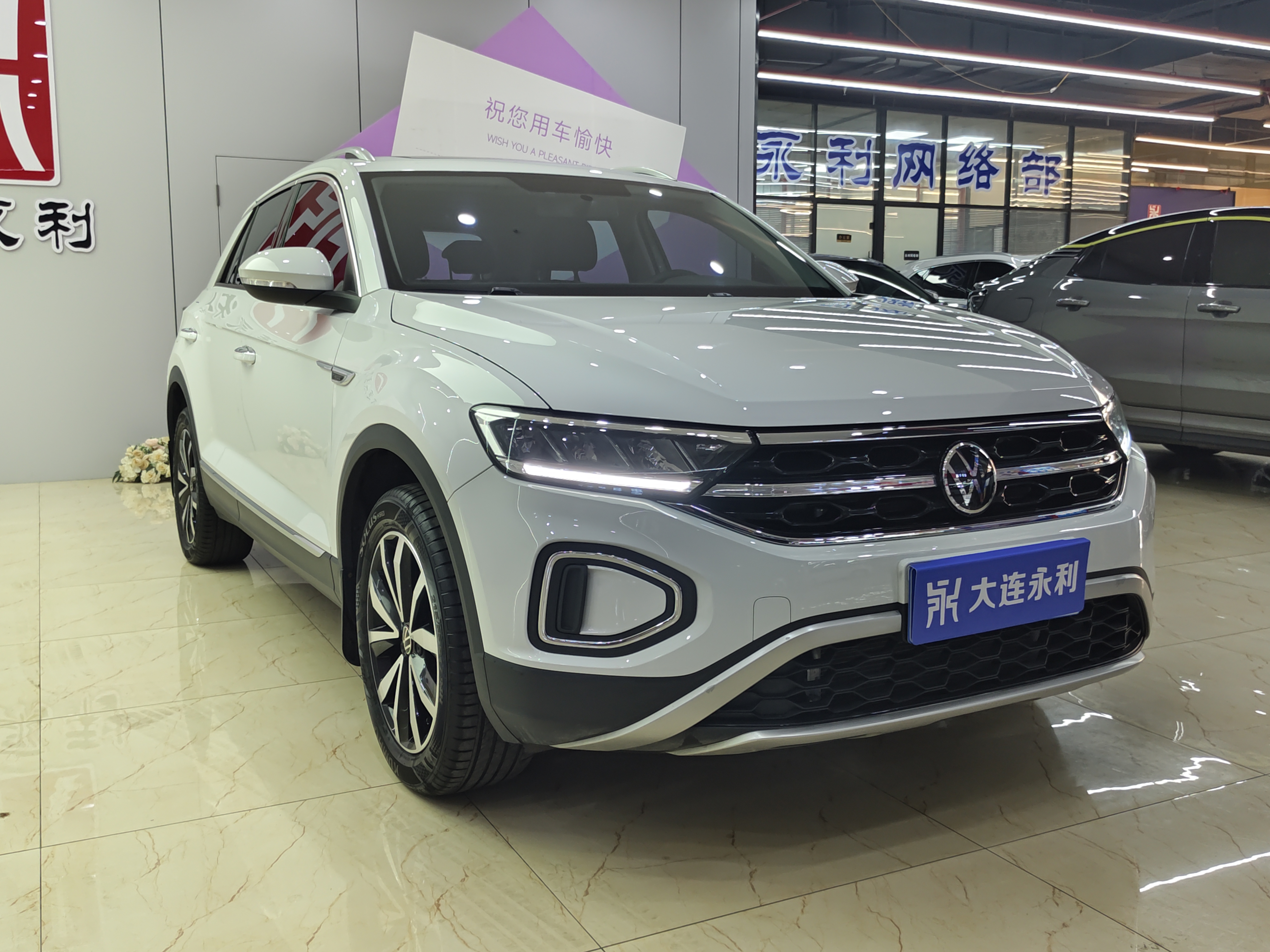 Volkswagen T-Roc 2024 car image #3