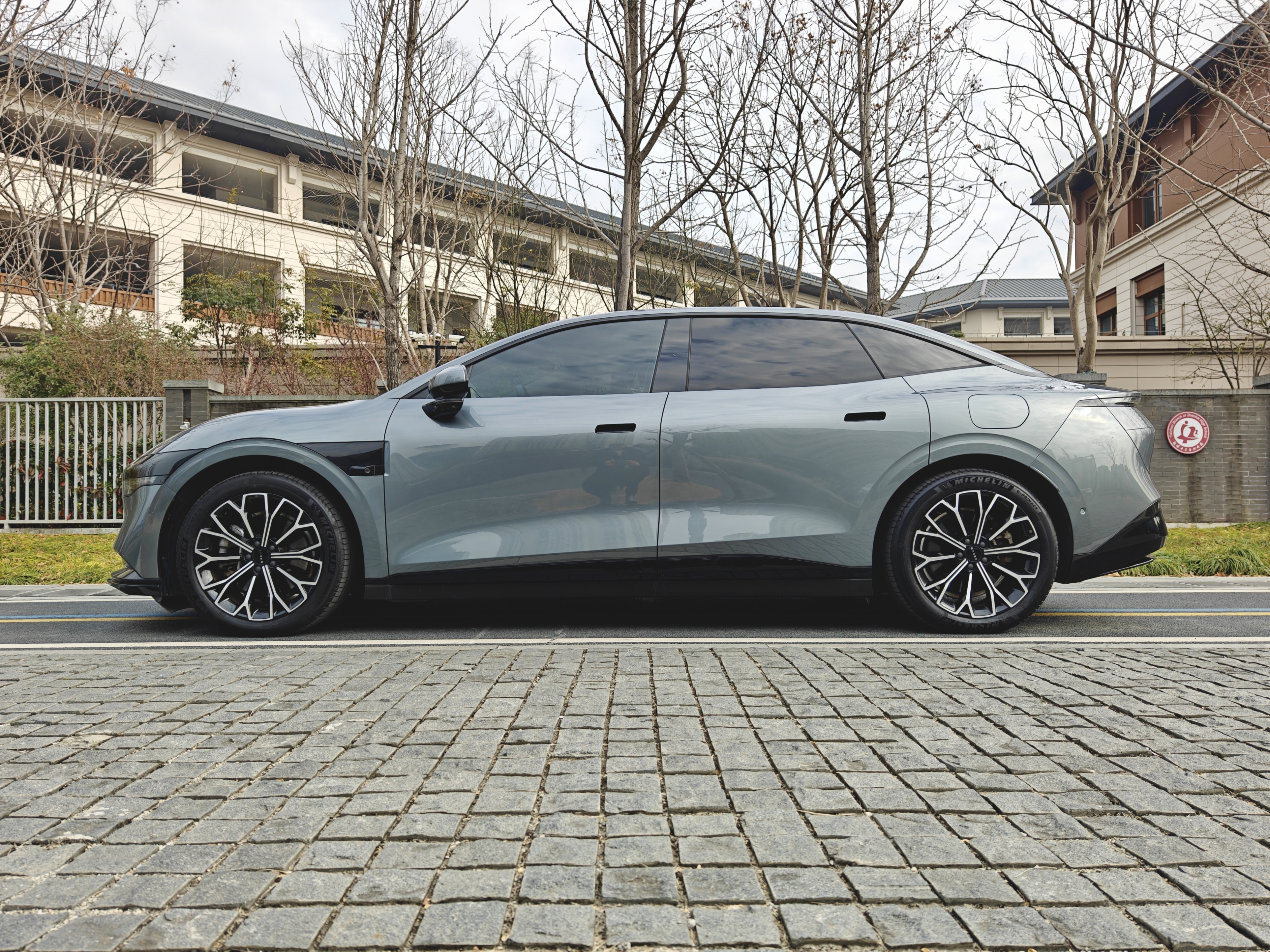 极氪 极氪007 2024 汽车图片 #3