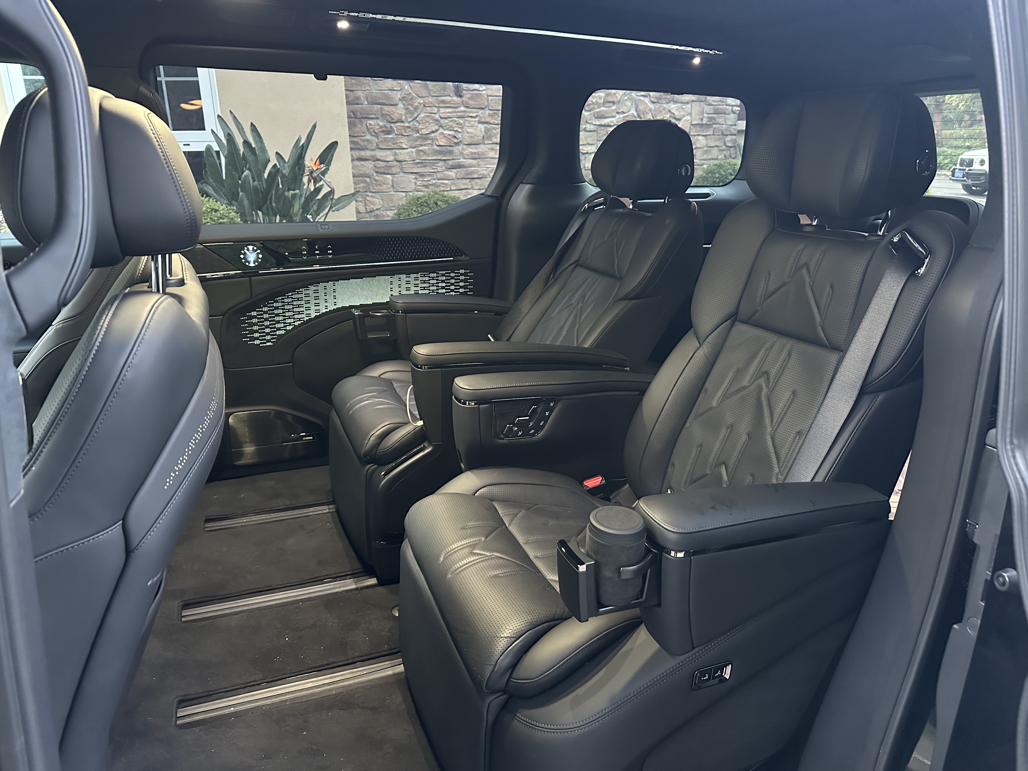 极氪 极氪009 2025 汽车图片 #3