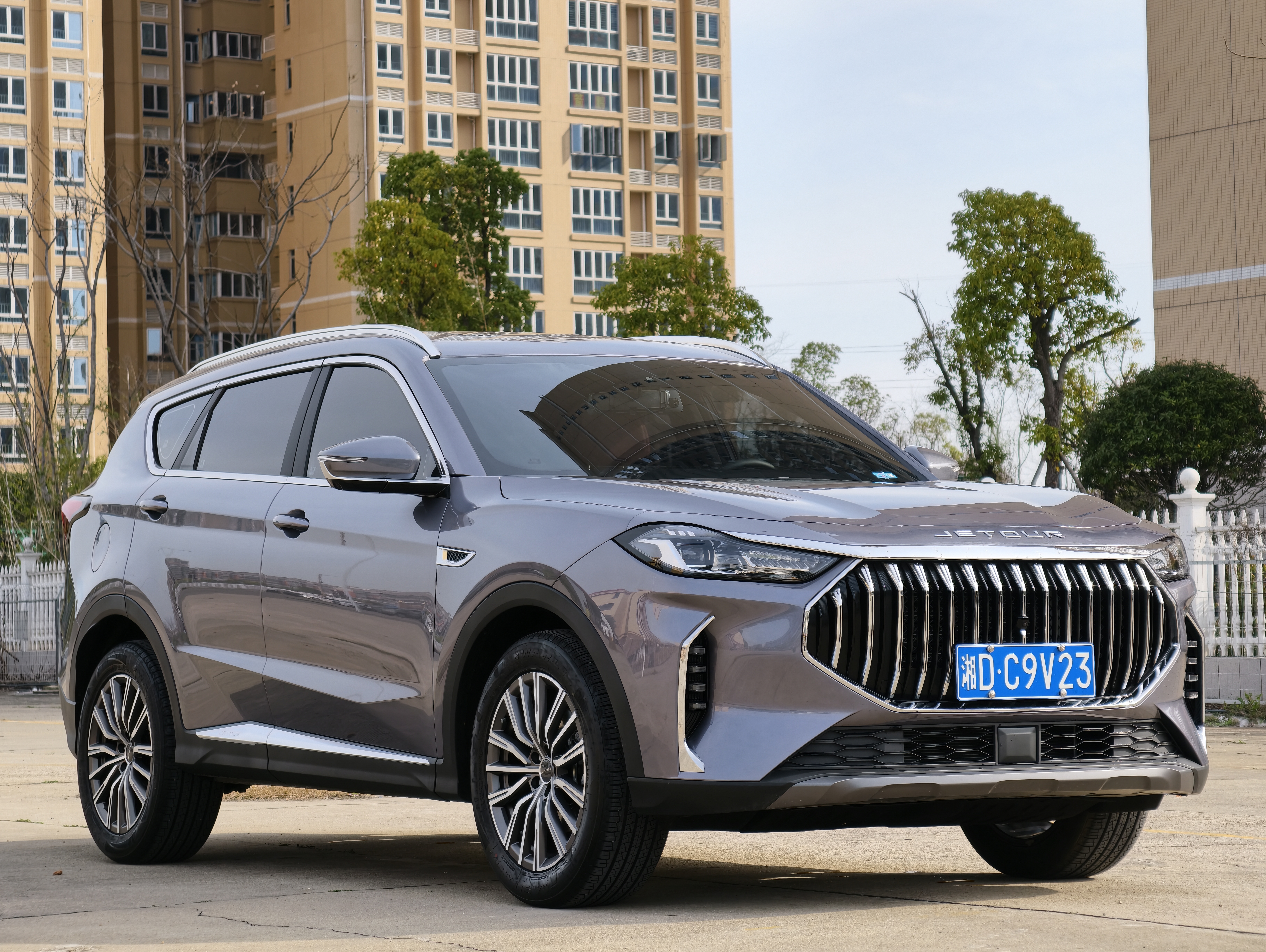 X70 PLUS 2025 car image #3