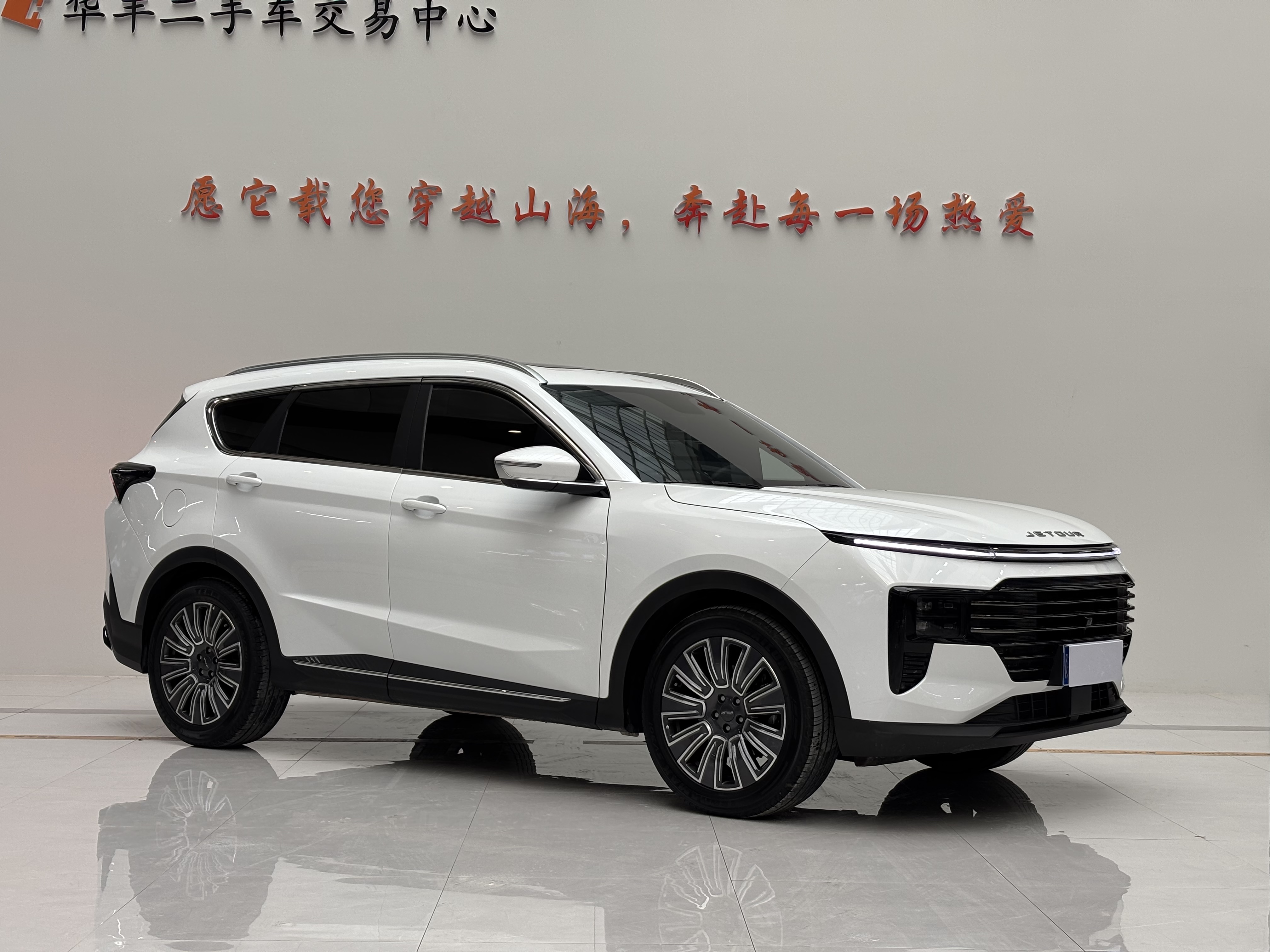 X70 PLUS 2025 car image #3