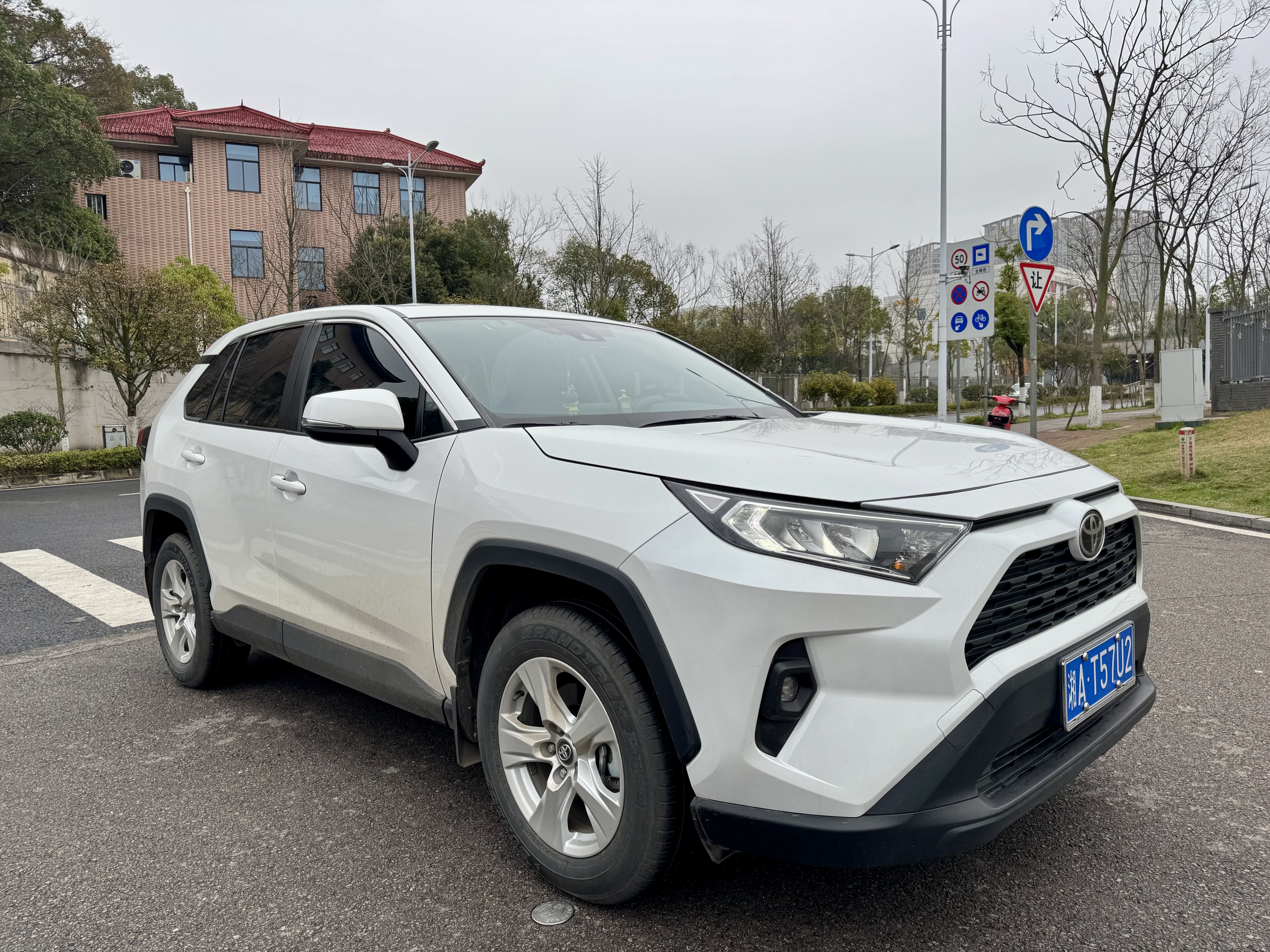 Toyota RAV4 2024 car image #3